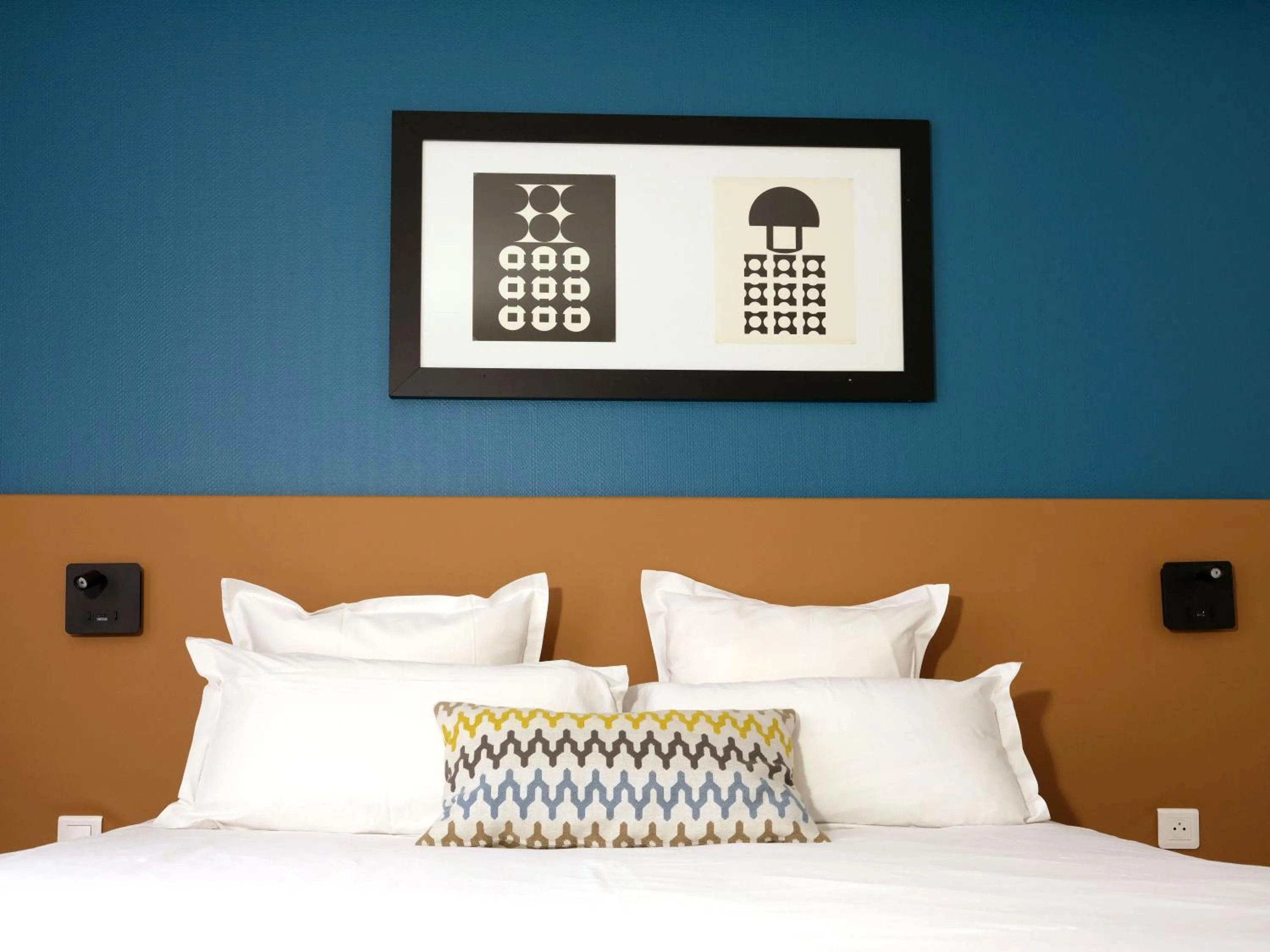 Bed in Logis Hôtel de l'Europe