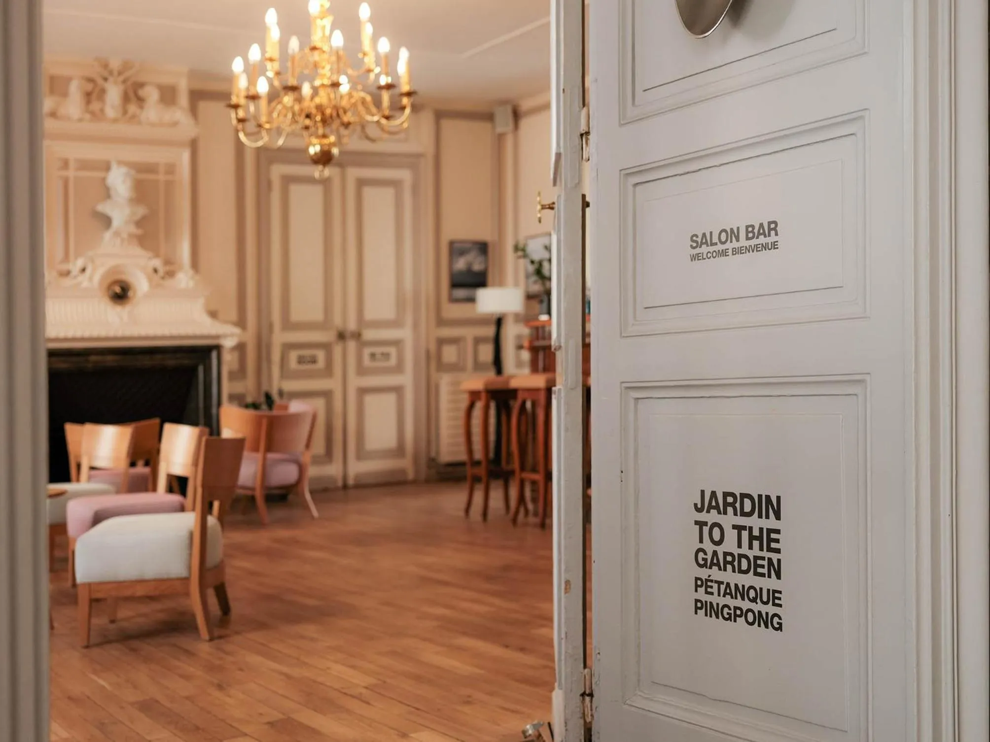 Lounge or bar in Logis Hôtel de l'Europe