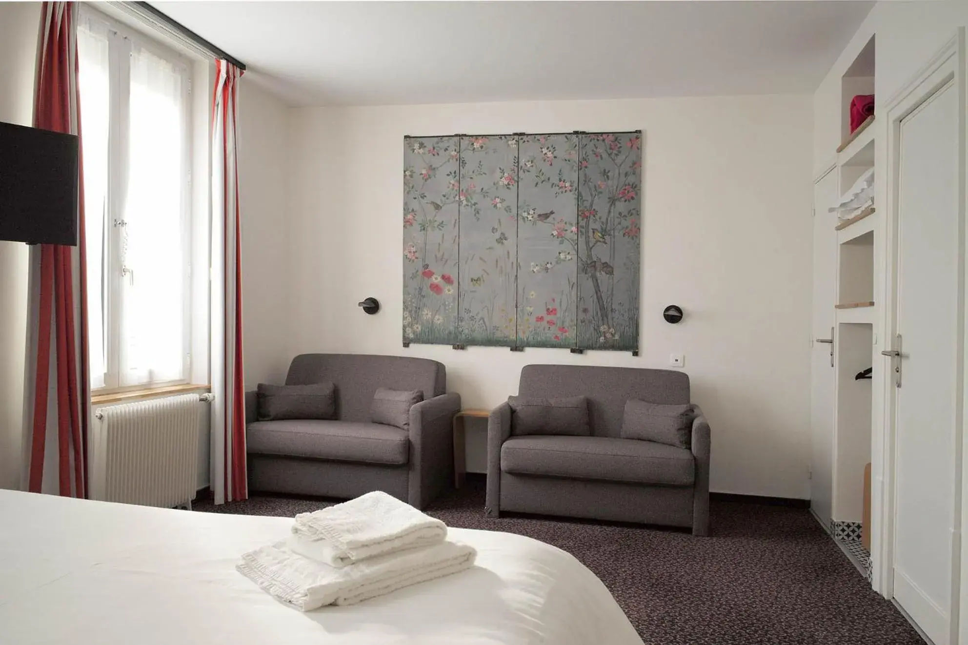 Superior Double Room - Non-Smoking in Logis Hôtel de l'Europe Superior Double Room - Non-Smoking in Logis Hôtel de l'Europe