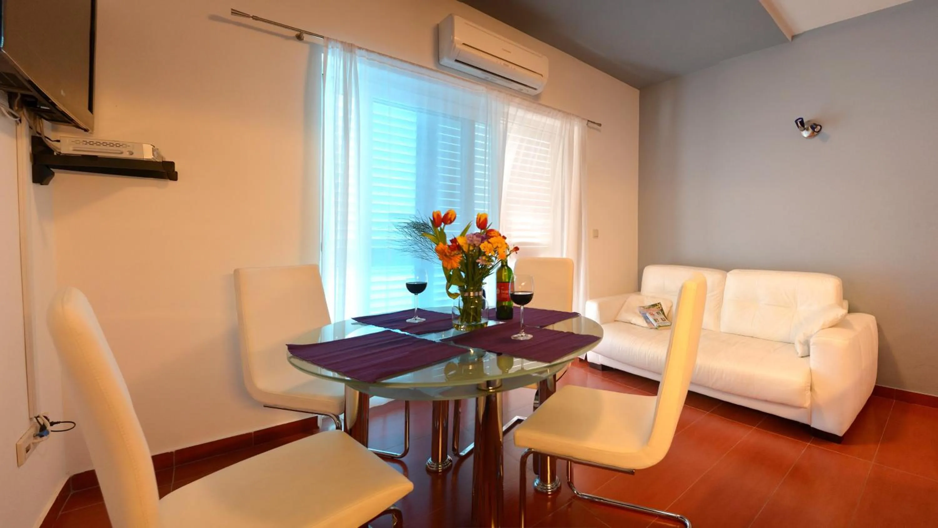 Restaurant/places to eat in Villa Avantgarde