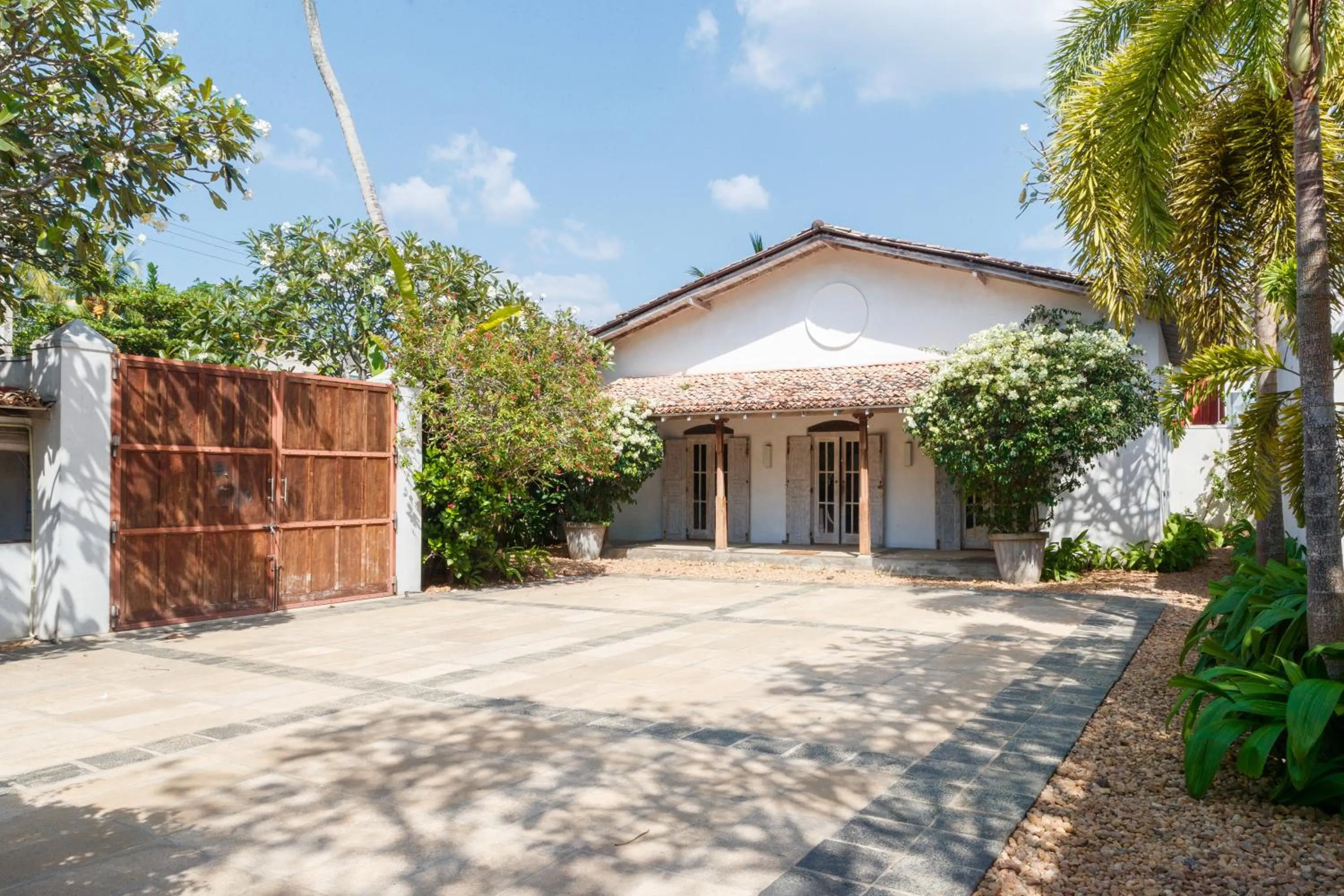 Facade/entrance in Habaraduwa House