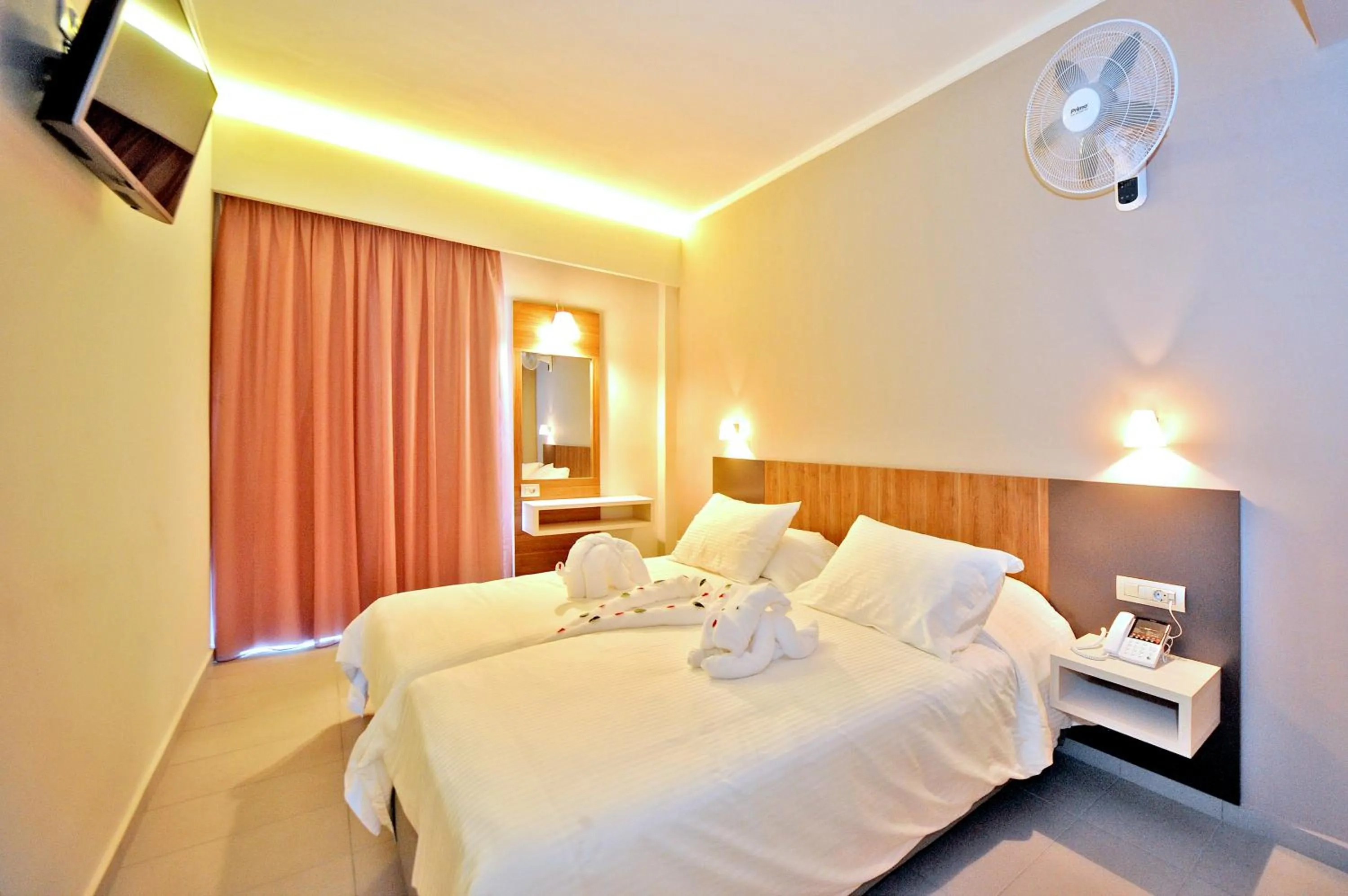 TV and multimedia, Bed in Astron Suites & Apartments