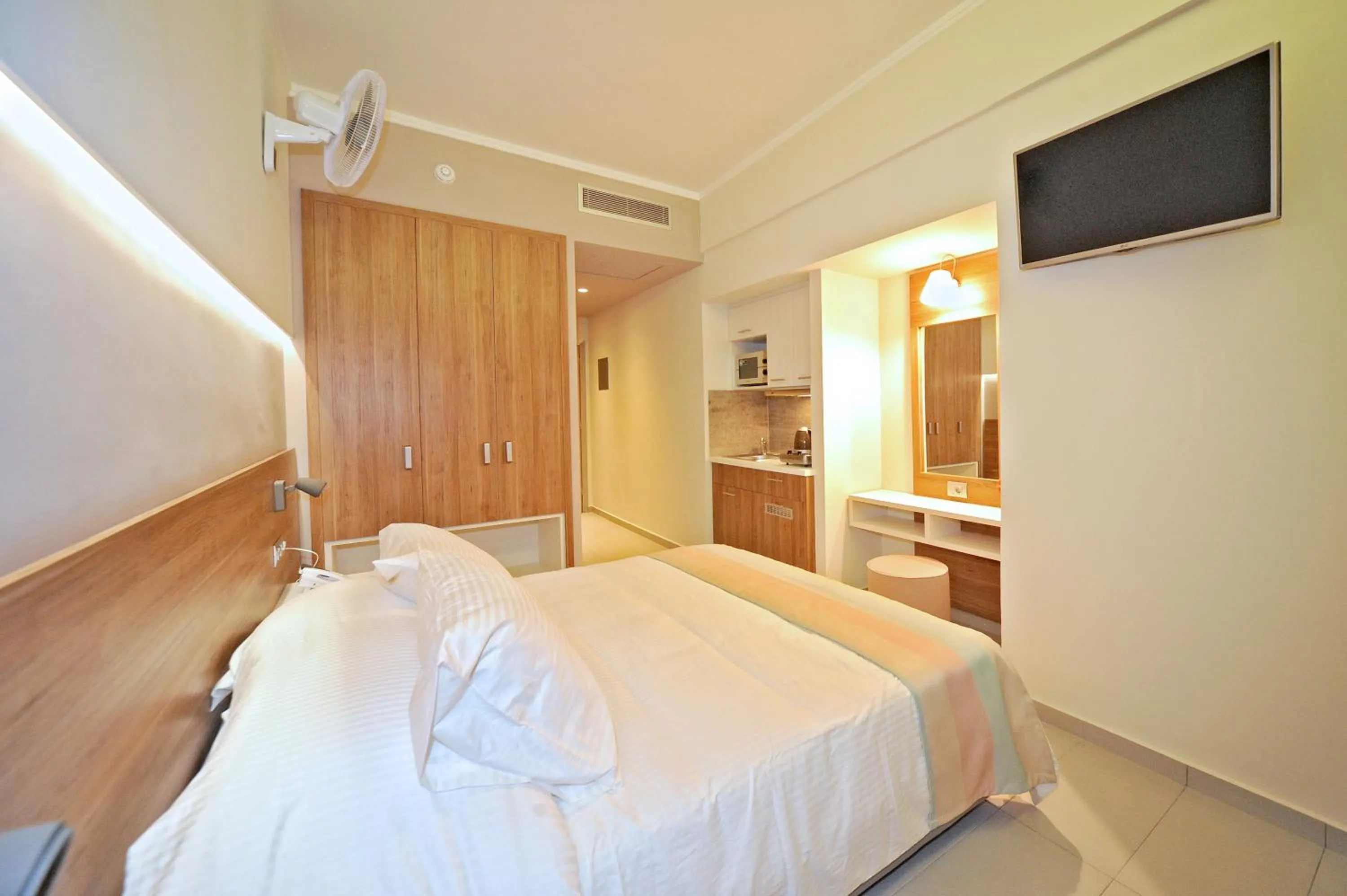 Coffee/tea facilities, Bed in Astron Suites & Apartments