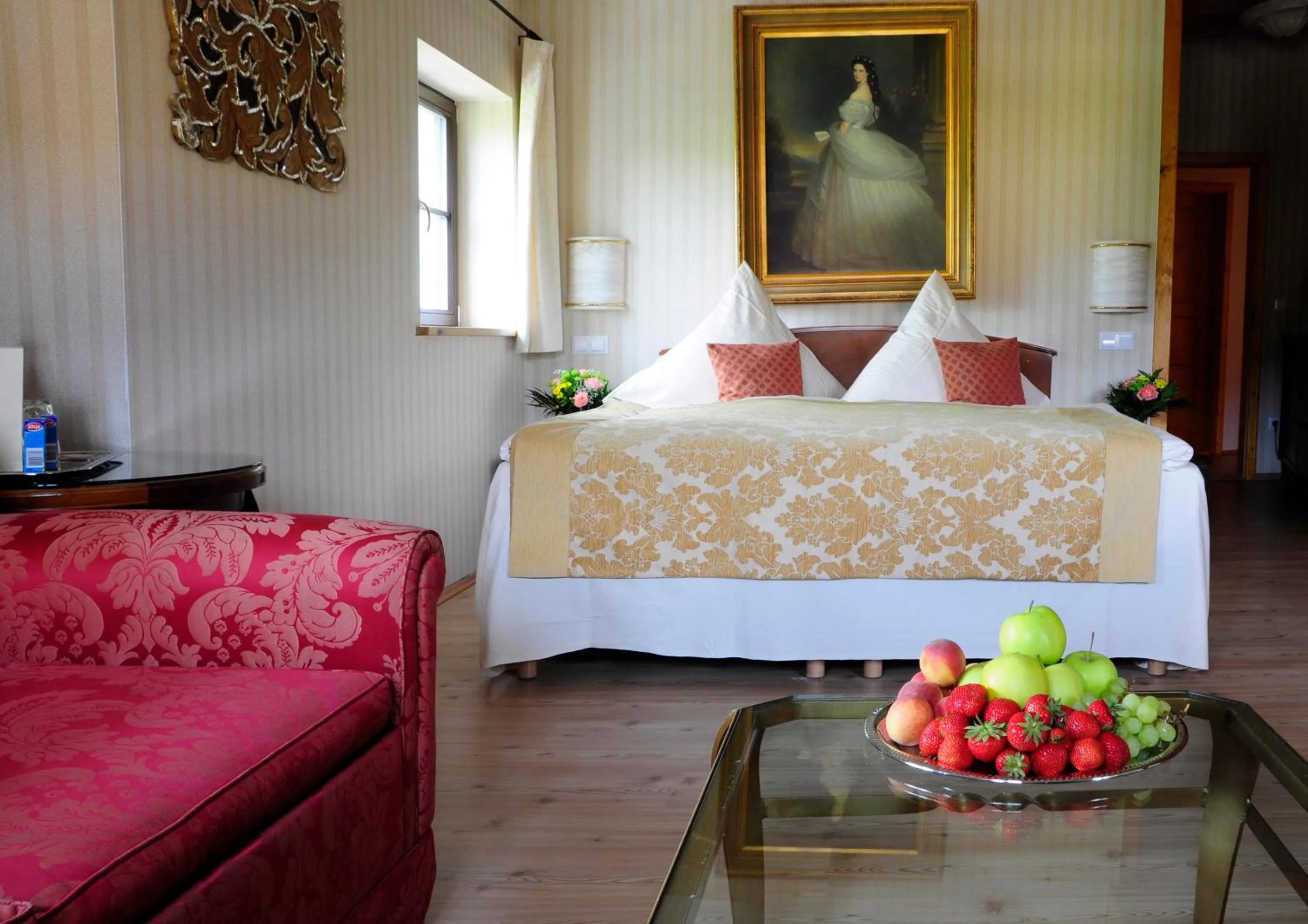 Photo of the whole room, Bed in Hotel Schlossresidenz Heitzenhofen