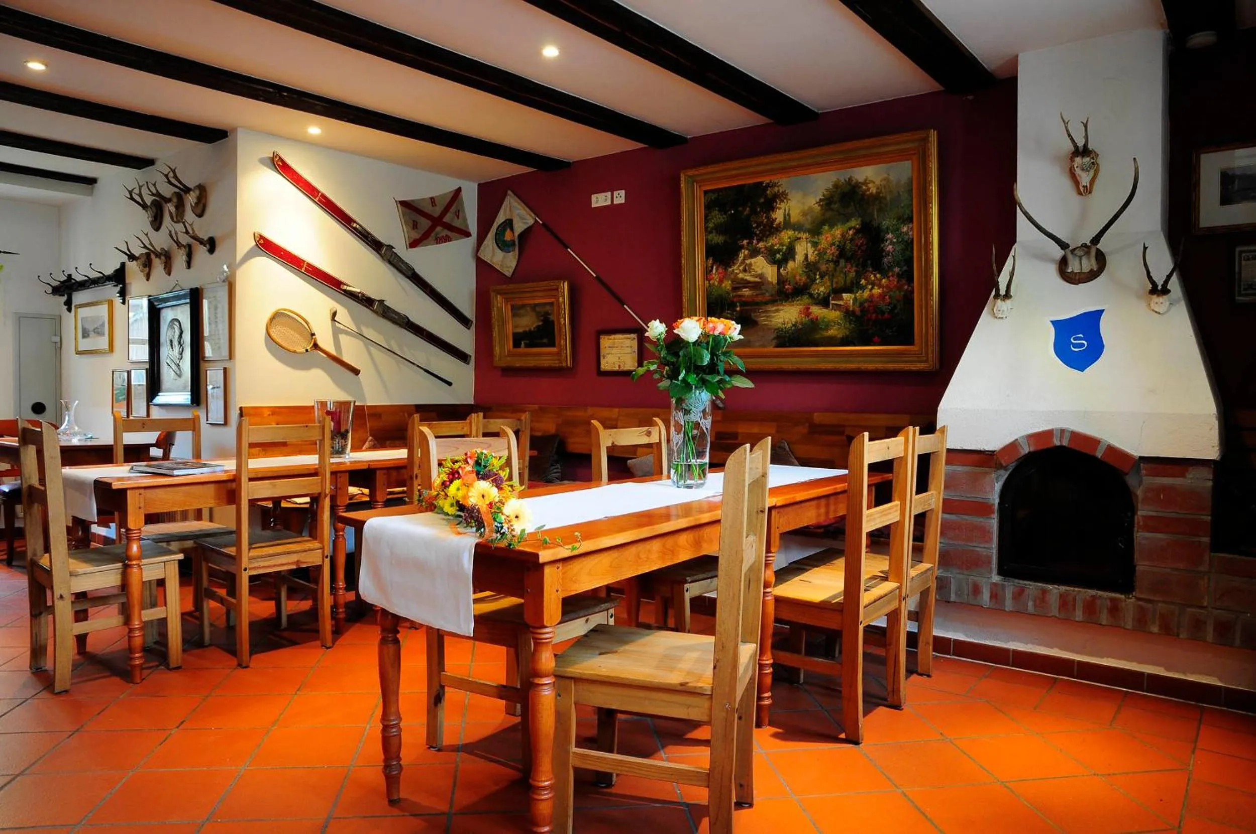 Communal lounge/ TV room in Hotel Schlossresidenz Heitzenhofen