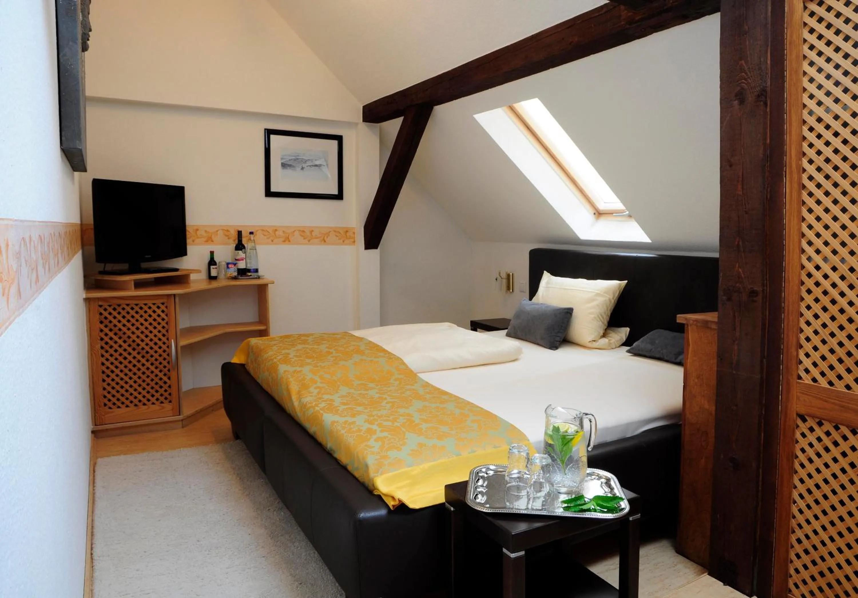 Photo of the whole room, Bed in Hotel Schlossresidenz Heitzenhofen