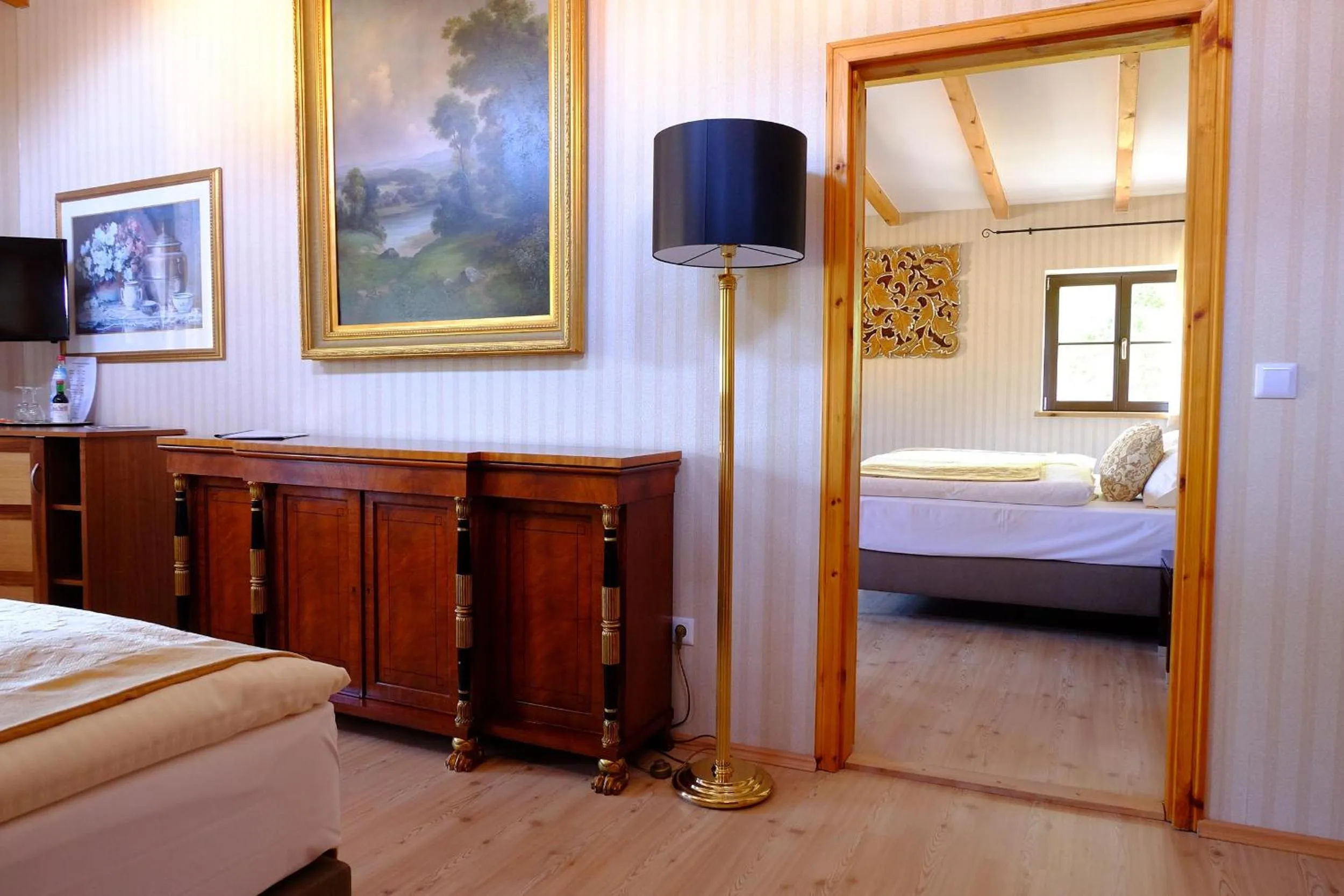 Bedroom, Bed in Hotel Schlossresidenz Heitzenhofen