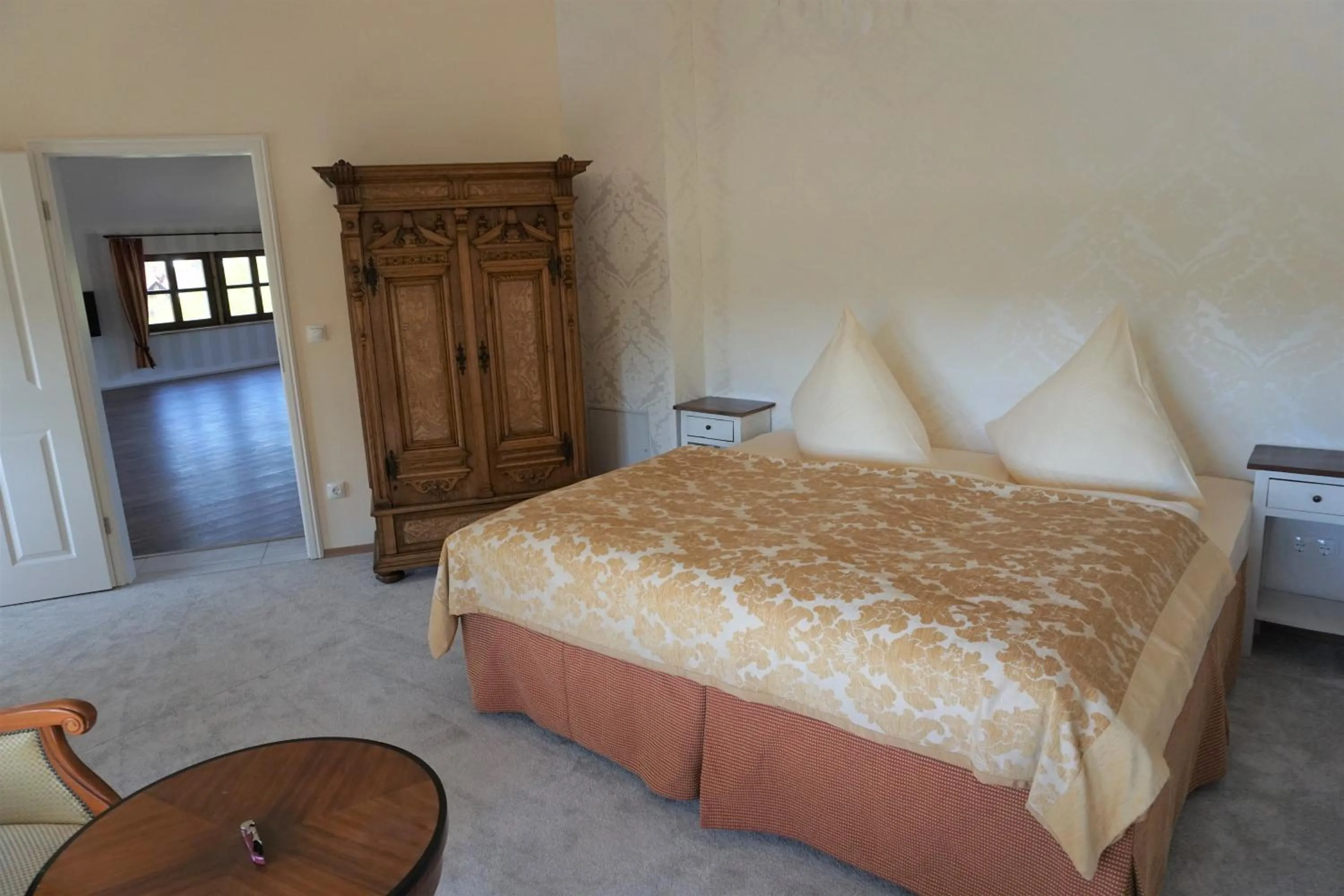 Bedroom, Bed in Hotel Schlossresidenz Heitzenhofen