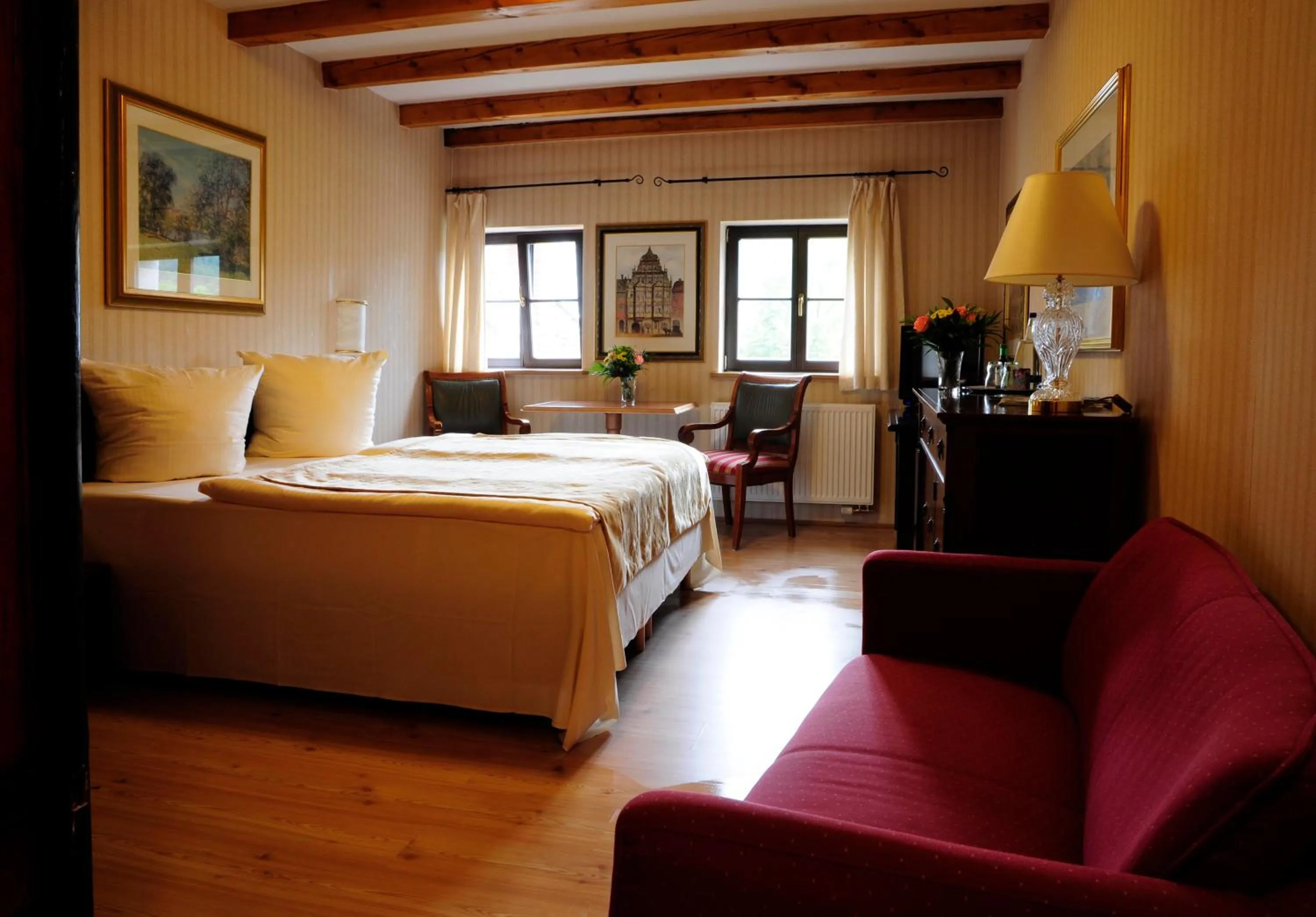 Photo of the whole room, Bed in Hotel Schlossresidenz Heitzenhofen
