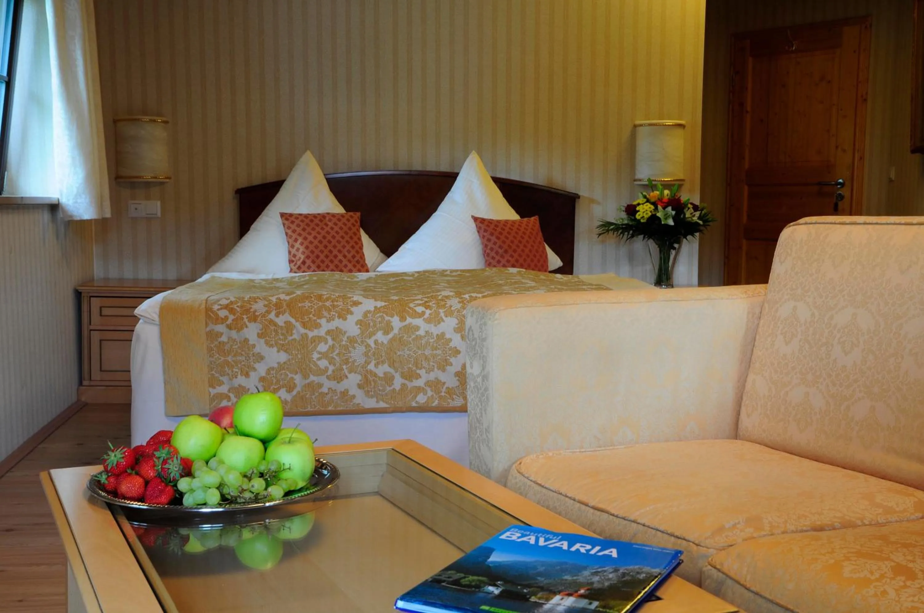 Photo of the whole room, Bed in Hotel Schlossresidenz Heitzenhofen