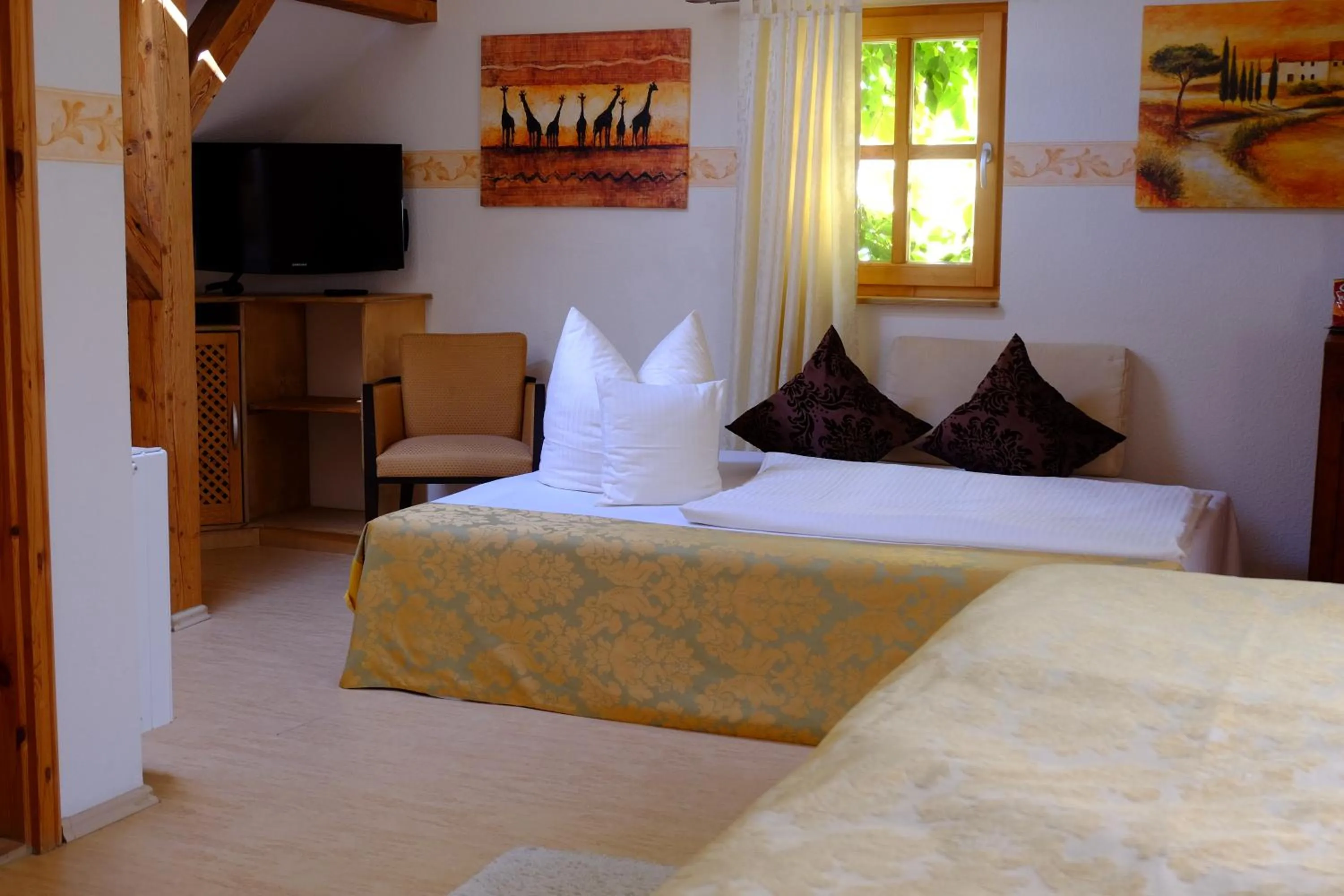 Seating area, Bed in Hotel Schlossresidenz Heitzenhofen