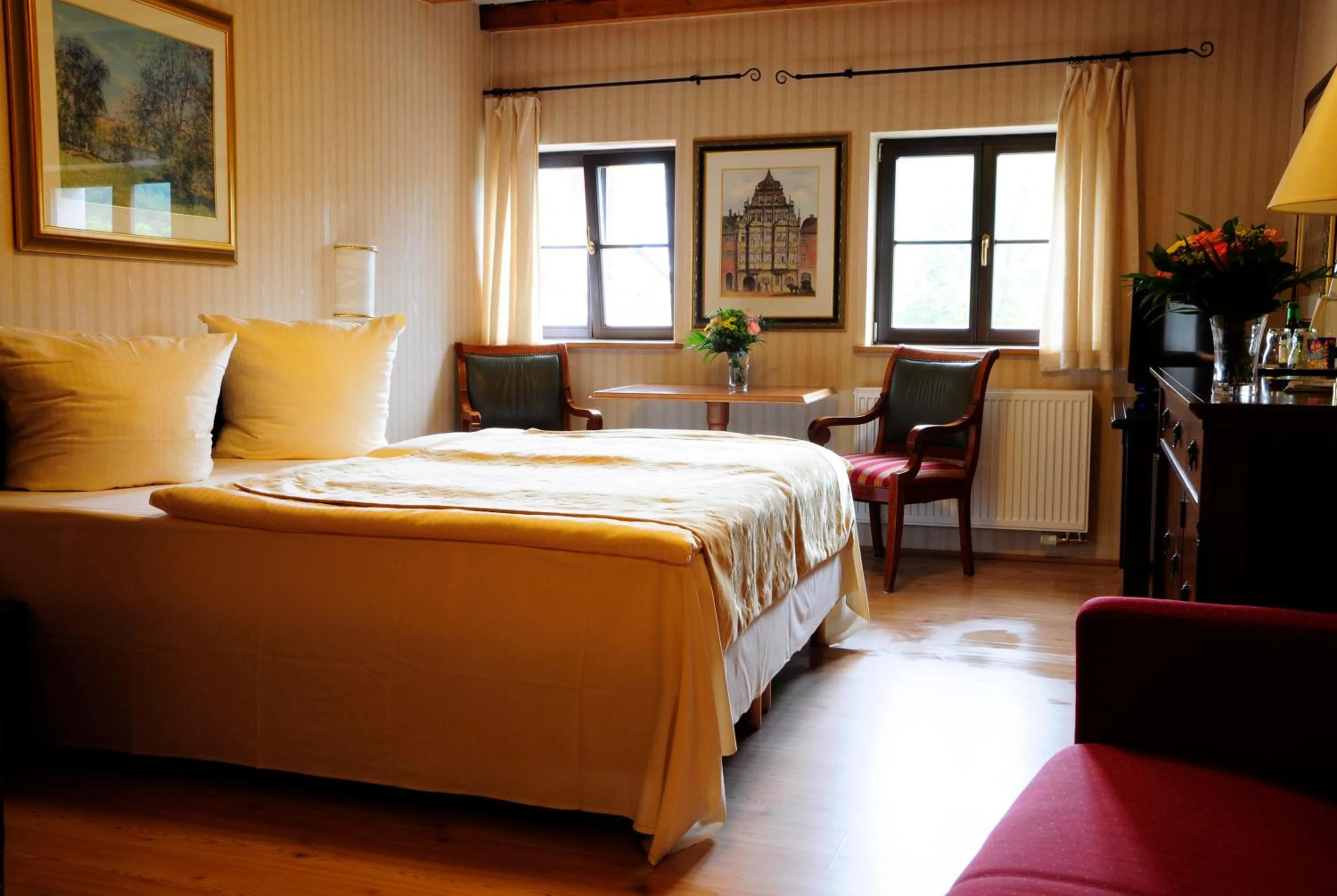 Photo of the whole room, Bed in Hotel Schlossresidenz Heitzenhofen