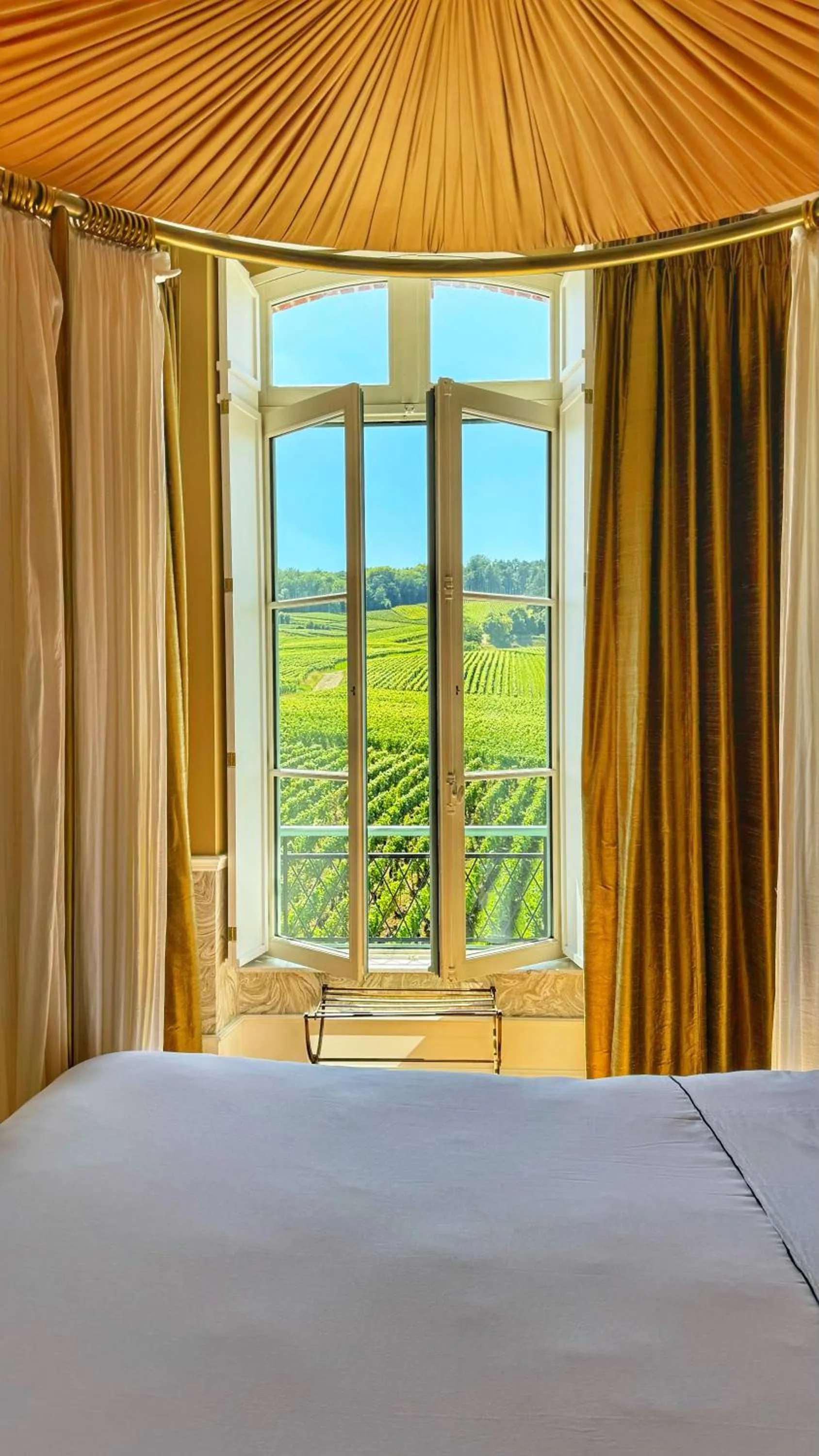 Bed in Chateau de Sacy