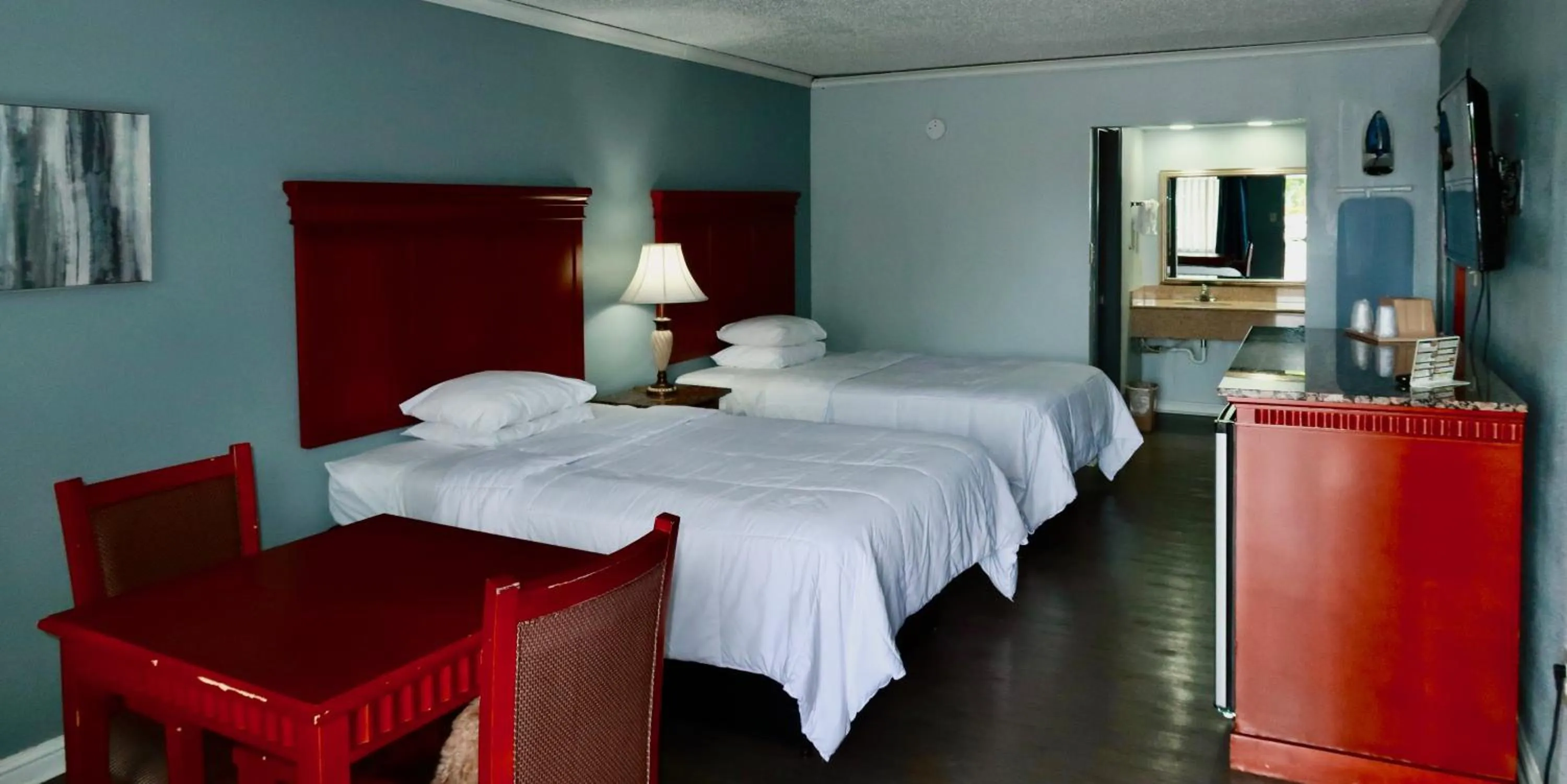 Photo of the whole room, Bed in Quarters Inn & Suites