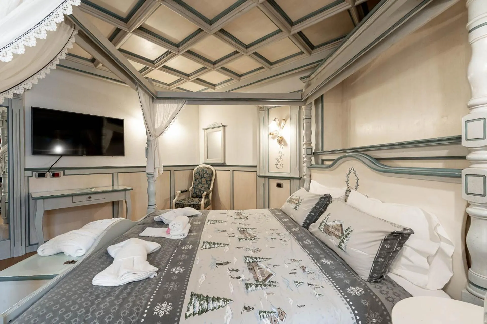 Bedroom, Bed in Hotel Dolomiti Schloss