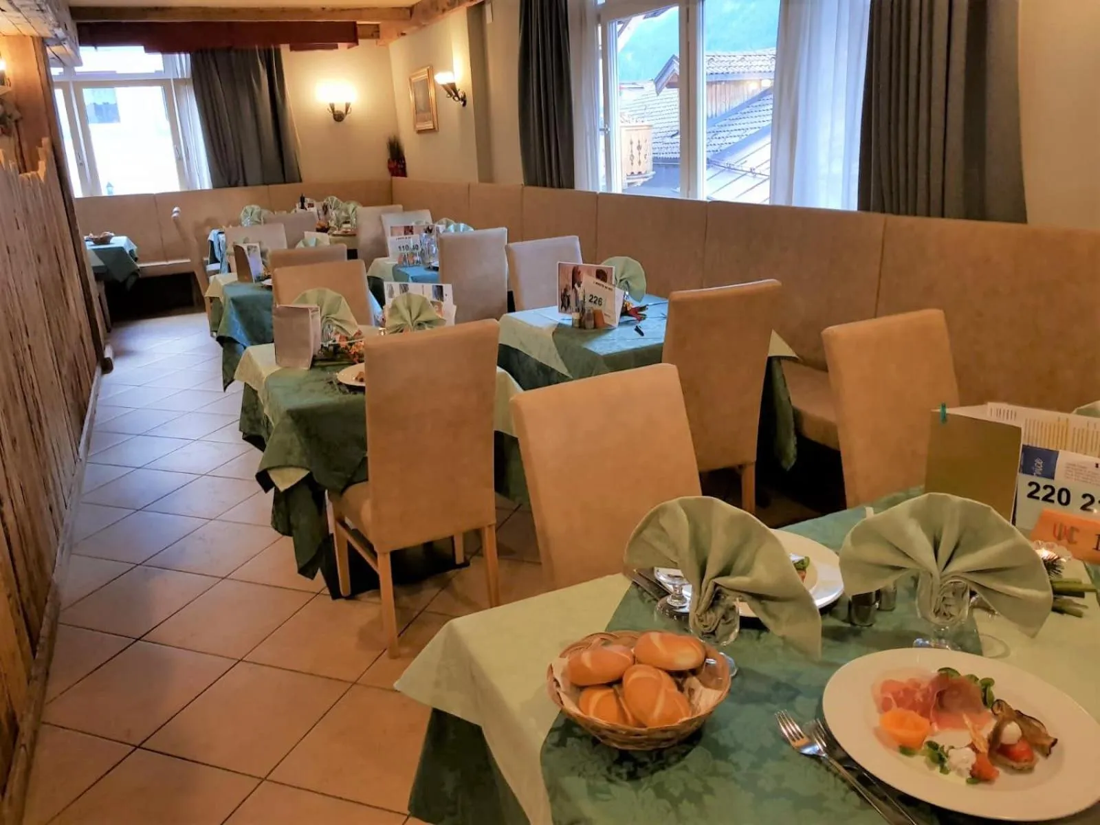 Restaurant/places to eat in Hotel Bellevue