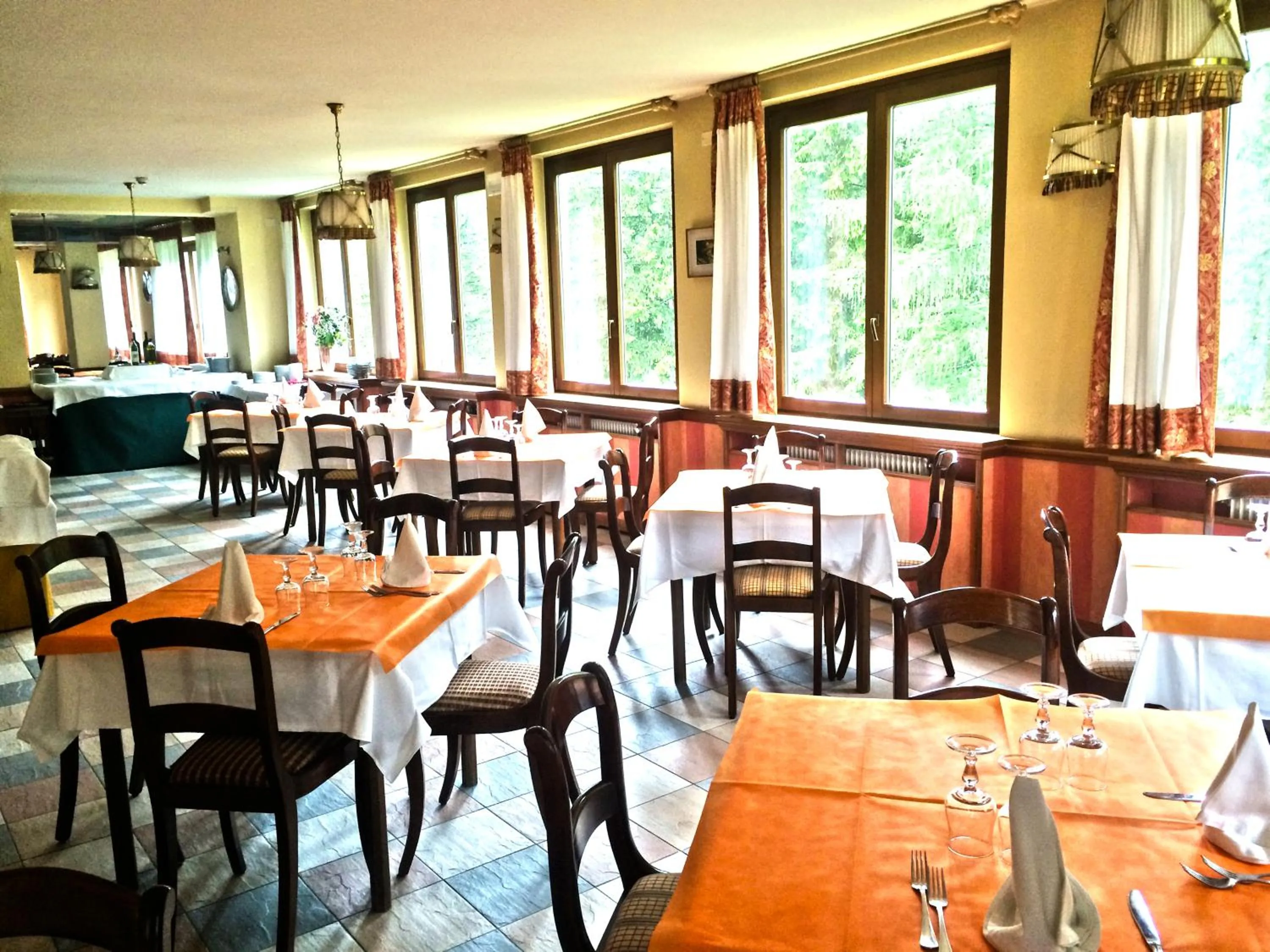 Restaurant/places to eat in IHR Hotel Villa Emma