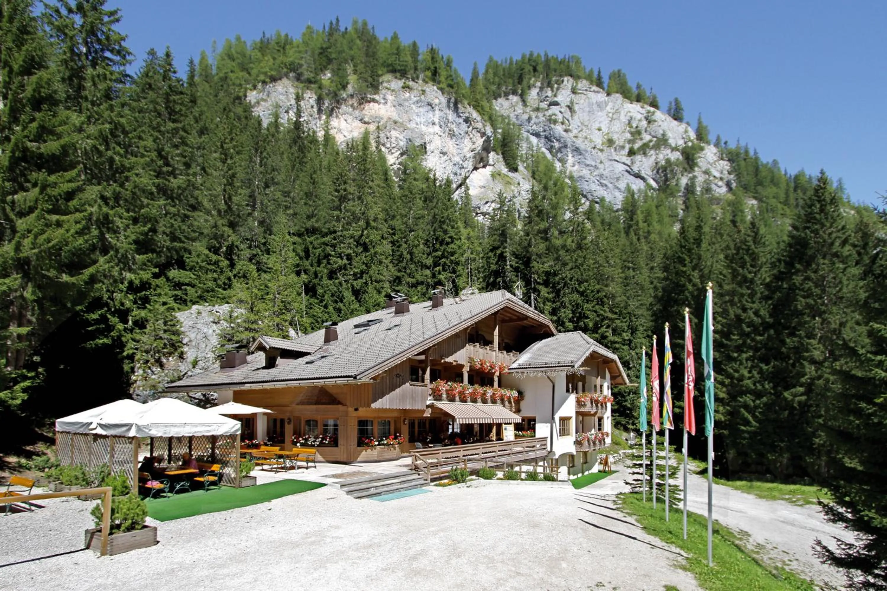 Property building in Hotel Villetta Maria Cottage