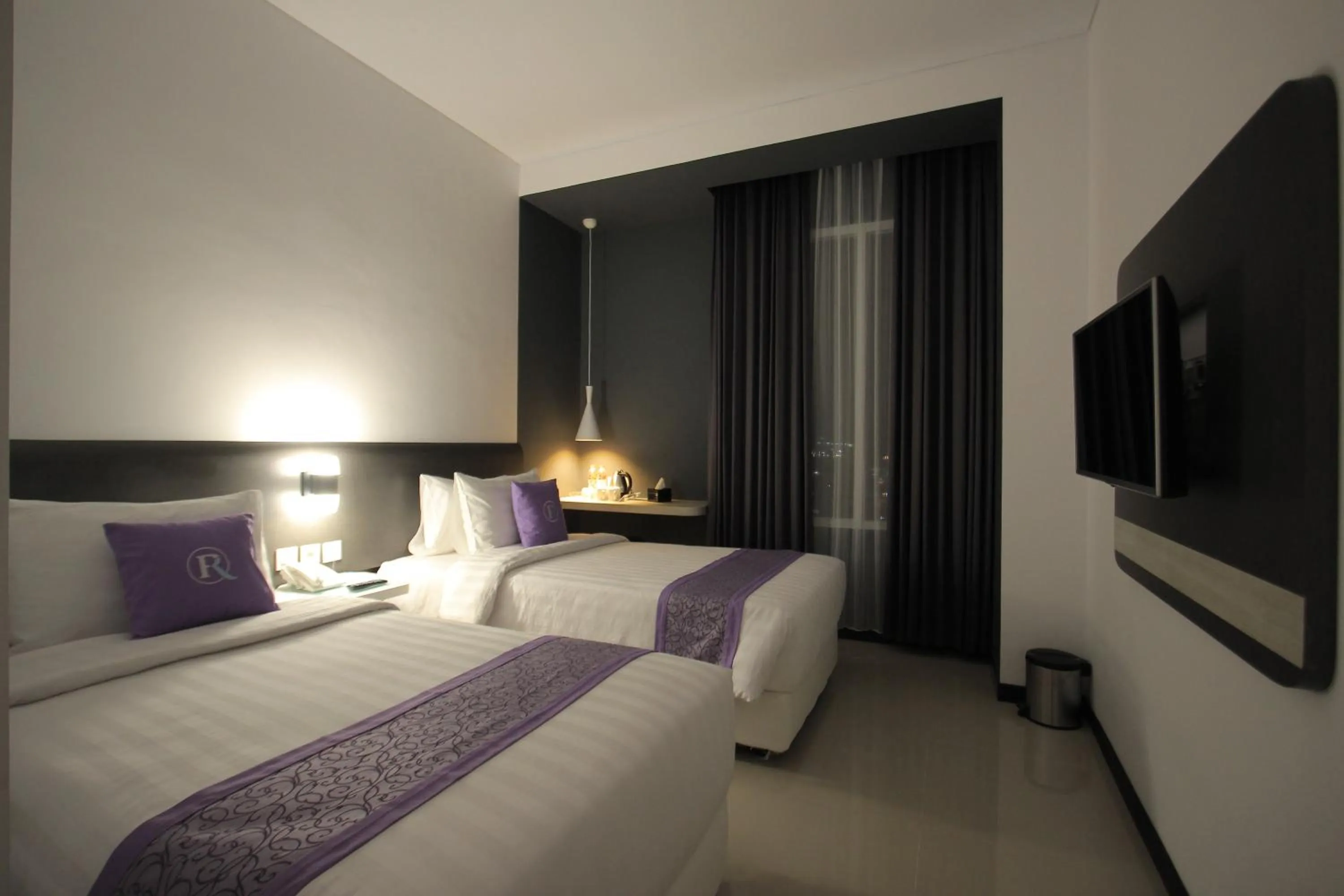 Communal lounge/ TV room, Bed in Forriz Hotel Yogyakarta