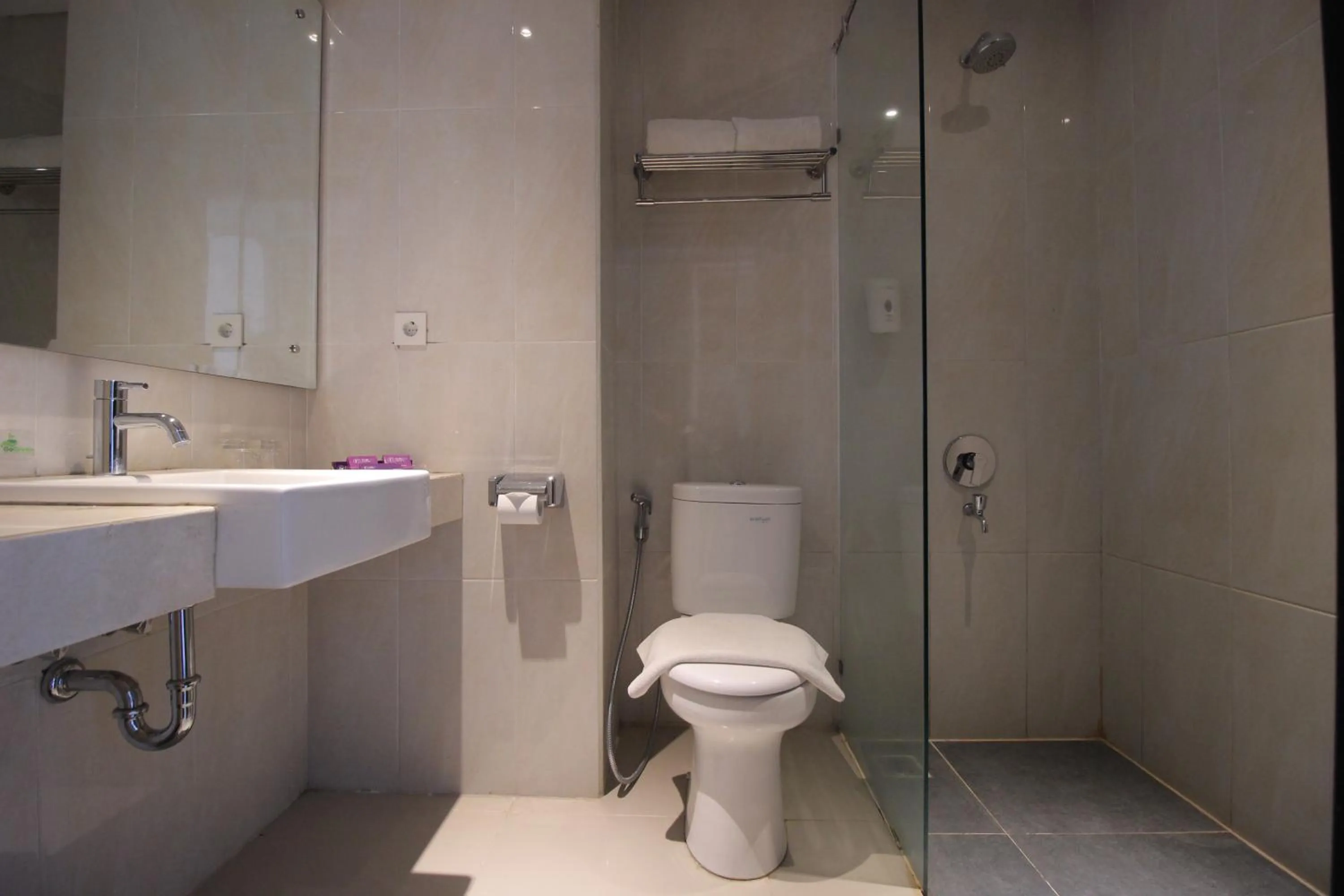 Toilet in Forriz Hotel Yogyakarta