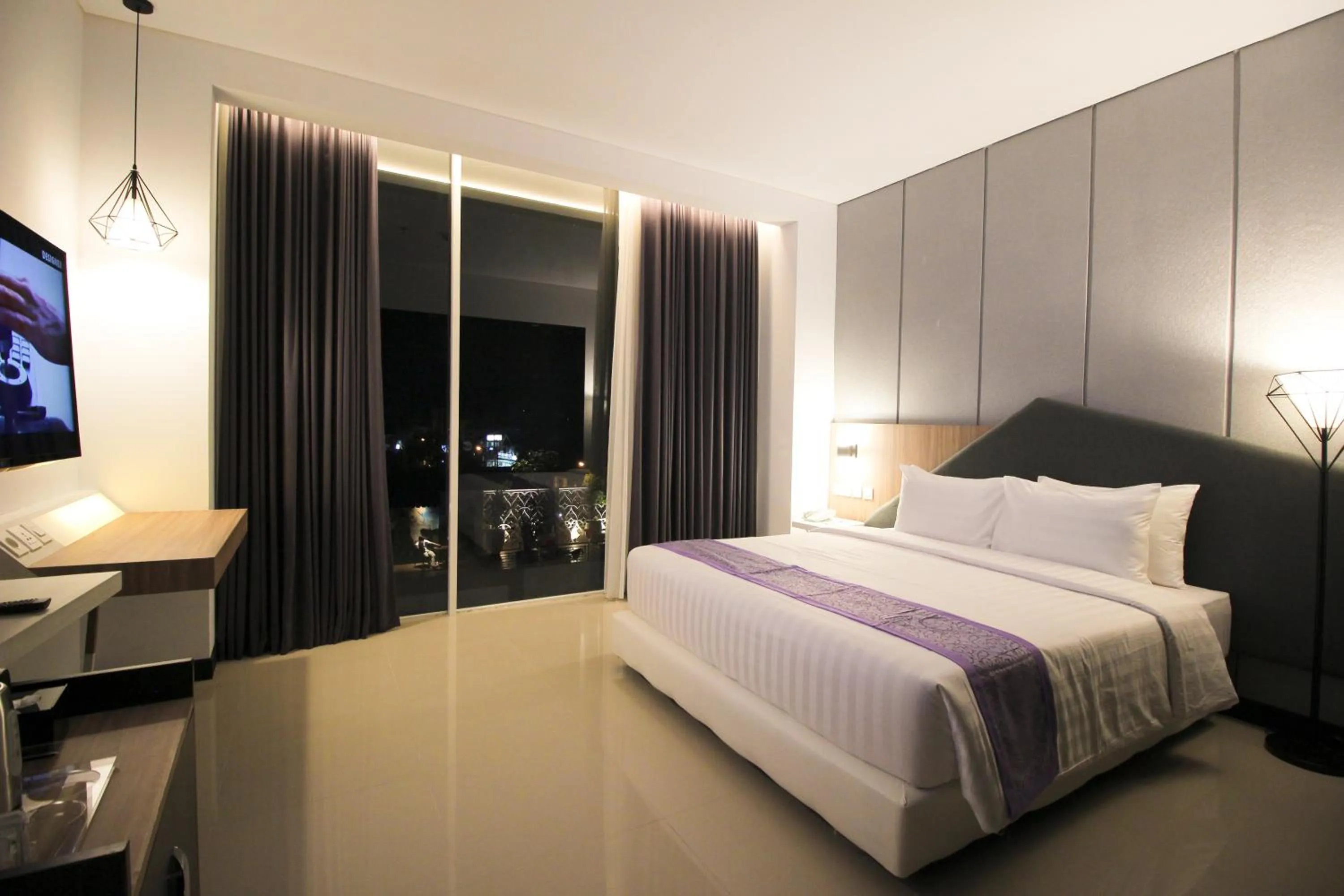 Bed in Forriz Hotel Yogyakarta