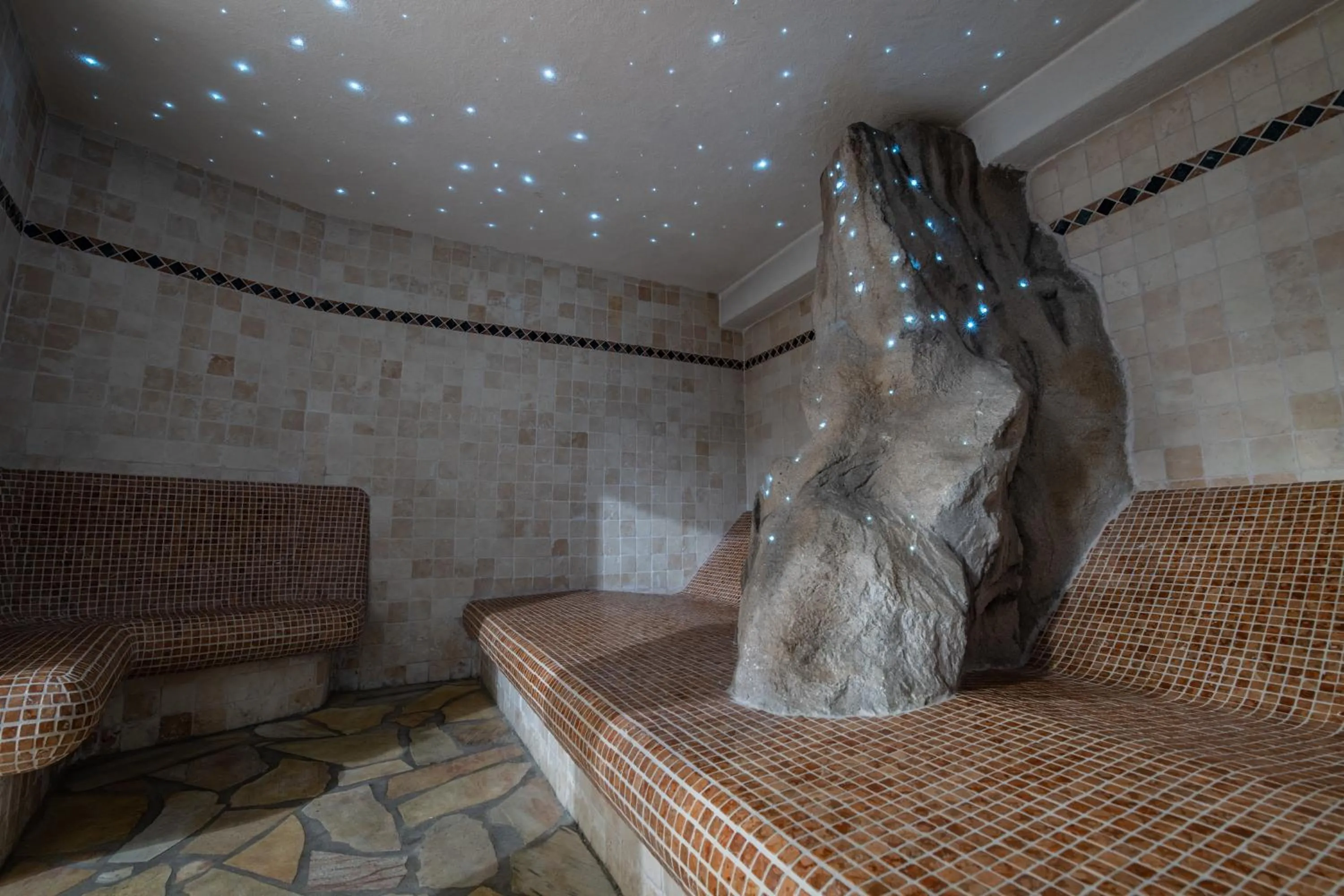 Steam room, Bed in Hotel Soreghes Gran Chalet