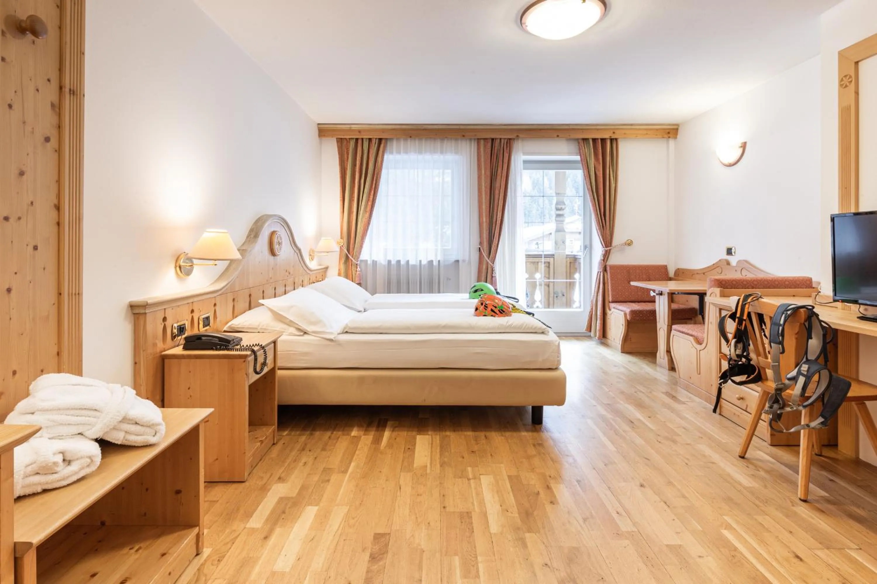 Photo of the whole room, Bed in Hotel Soreghes Gran Chalet