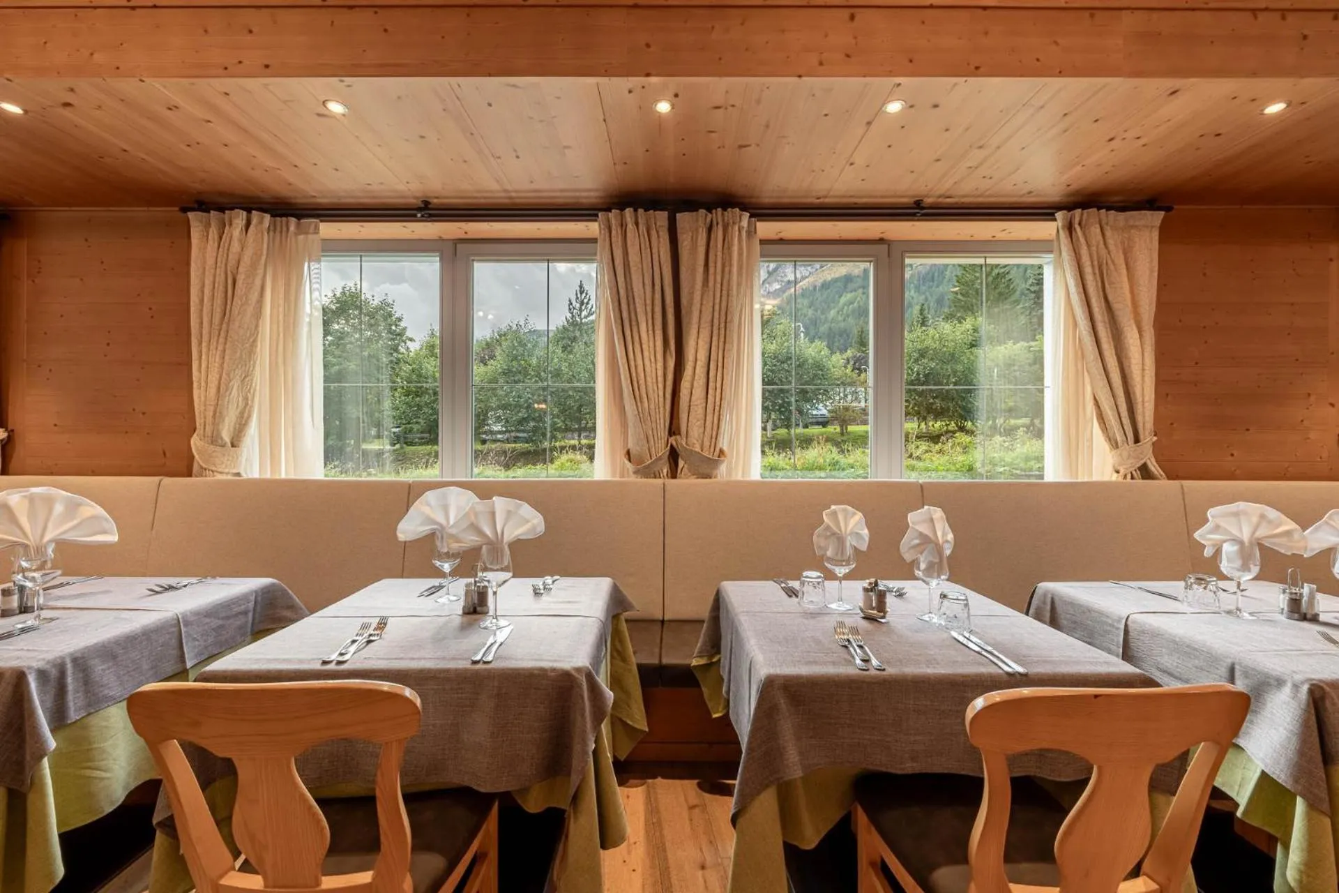 Restaurant/places to eat in Hotel Diamant Park