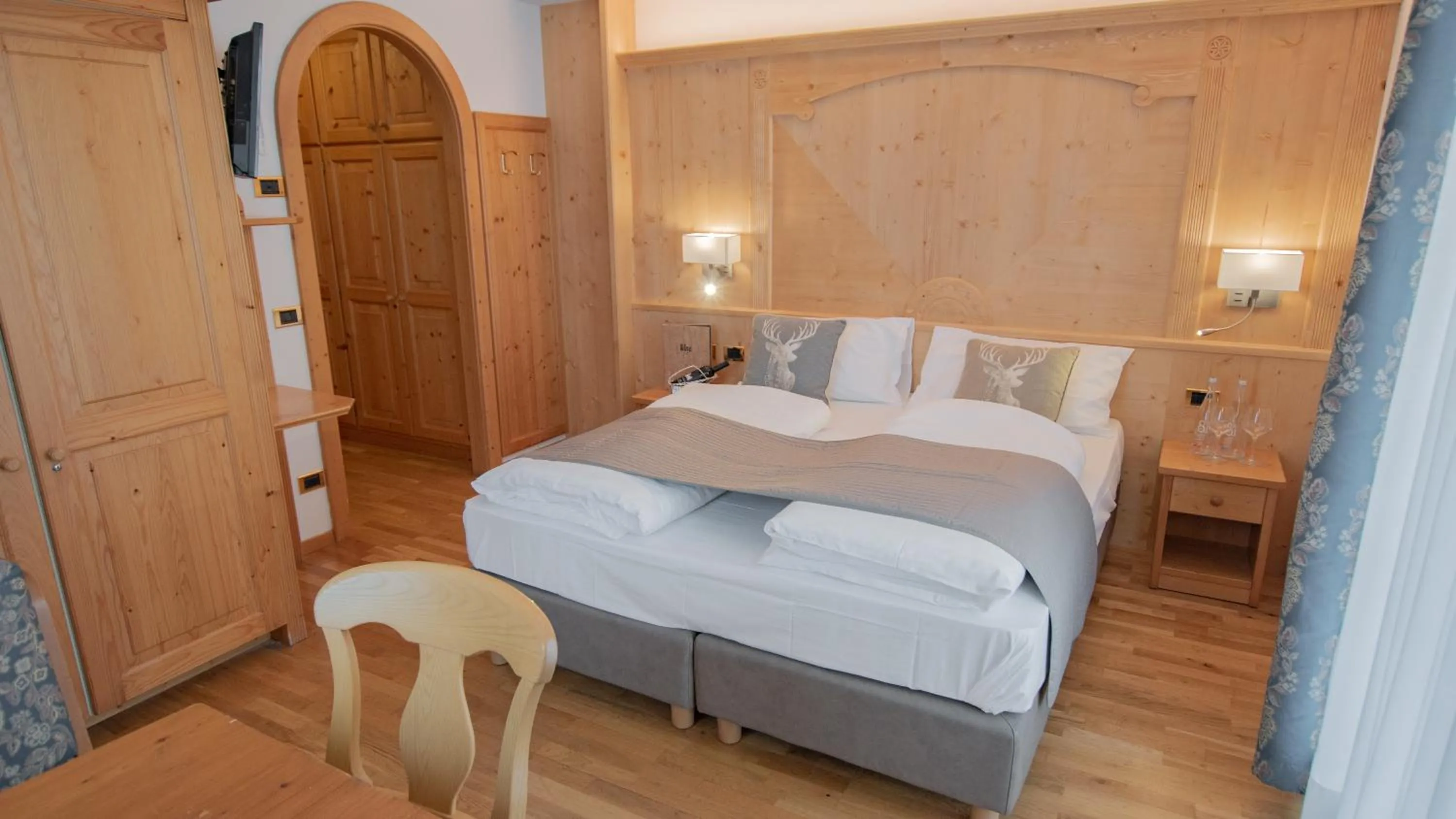 Bathroom, Bed in Hotel Diamant Park