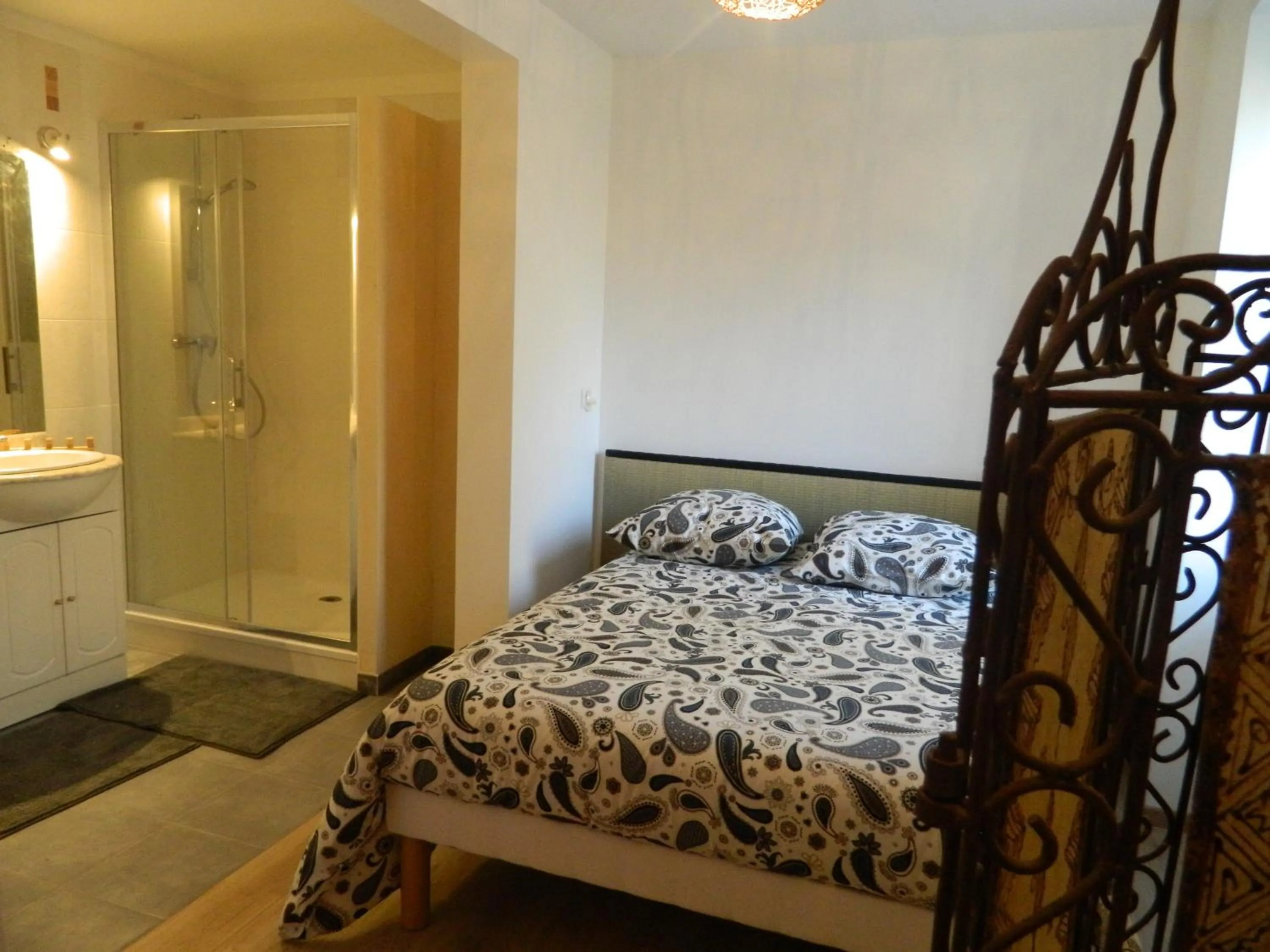 Photo of the whole room, Bed in Gite de l'école