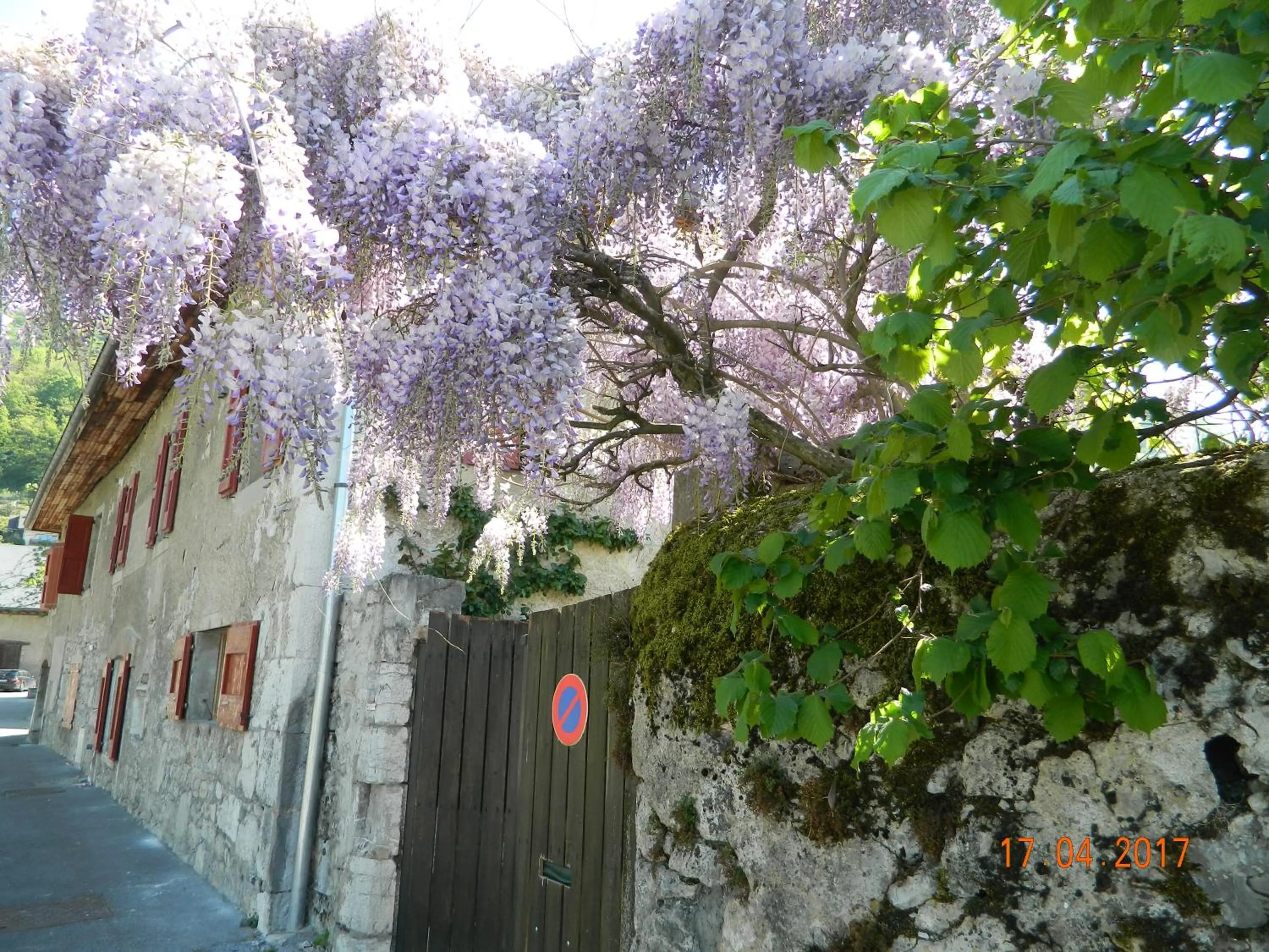 Facade/entrance in Gite de l'école