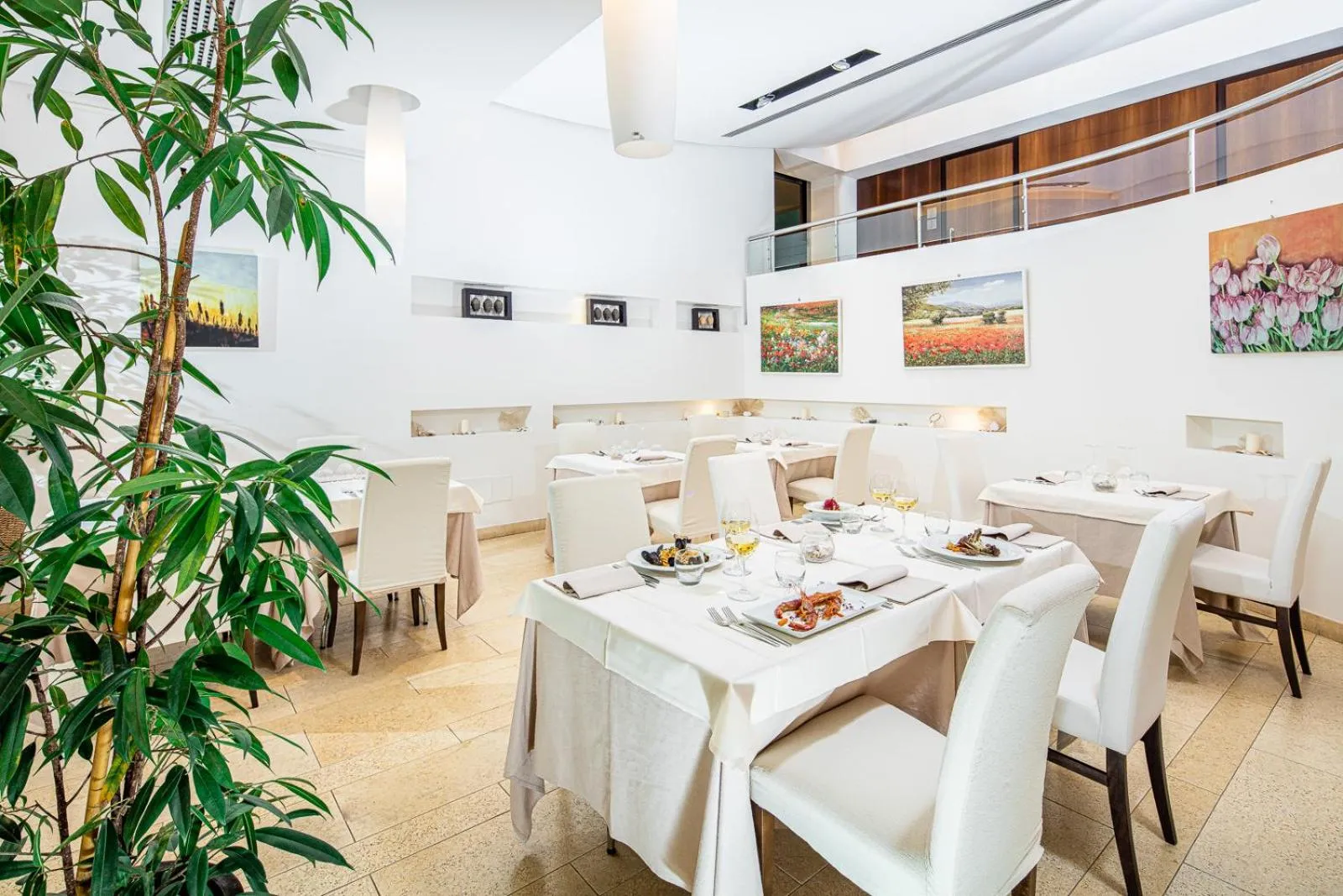 Restaurant/places to eat in Hotel Rex