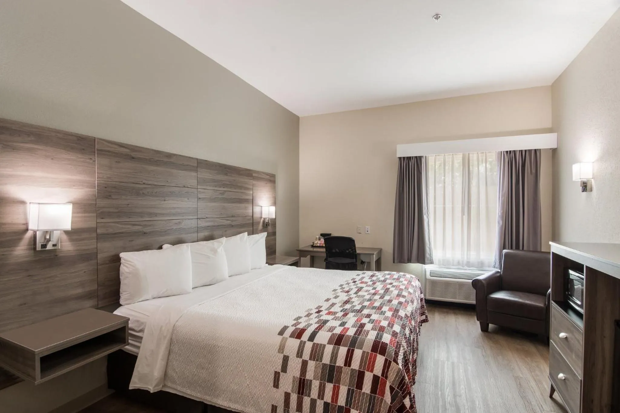 Photo of the whole room, Bed in Red Roof Inn Panama City