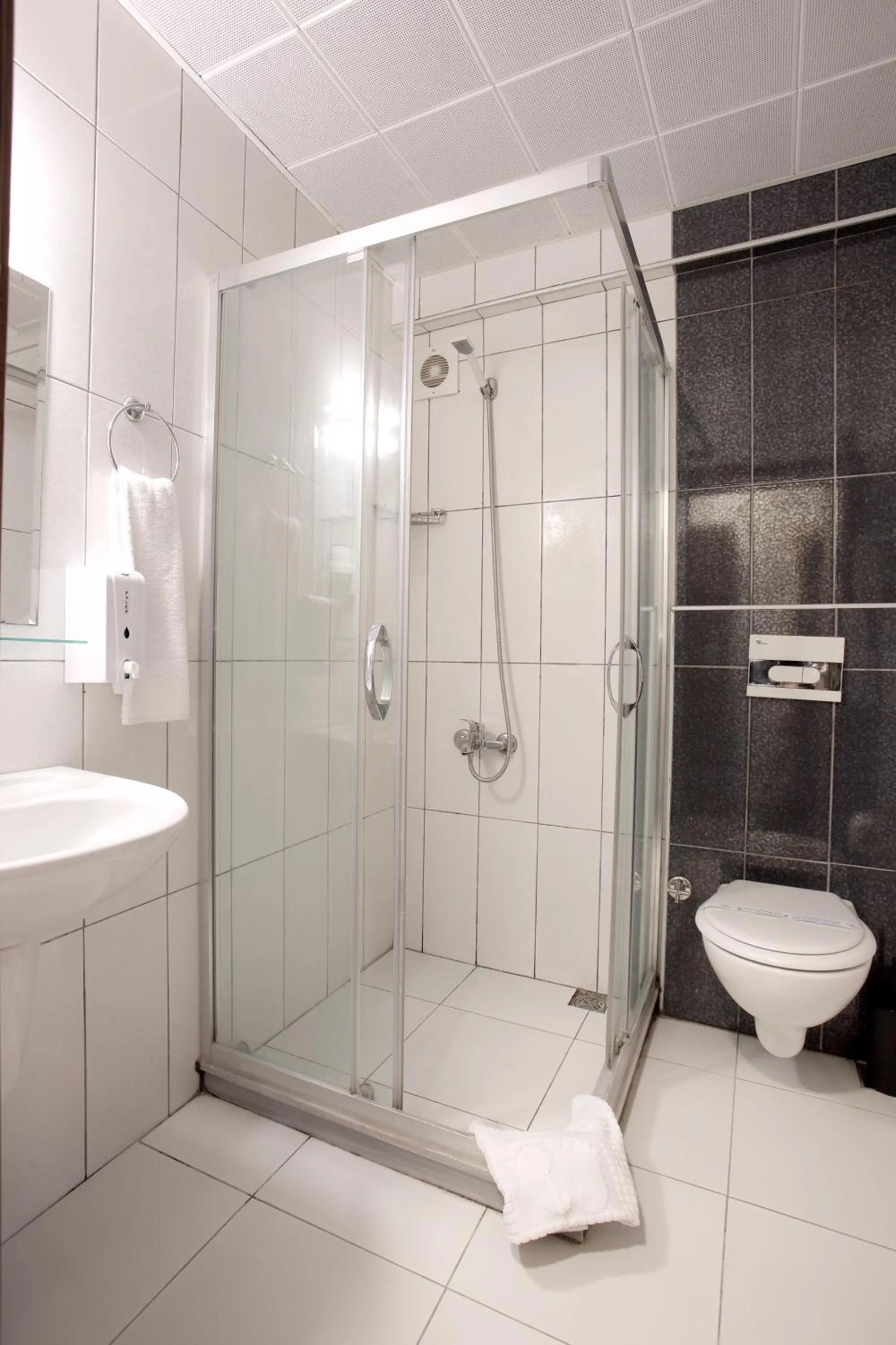 Shower in Grand Ant Hotel