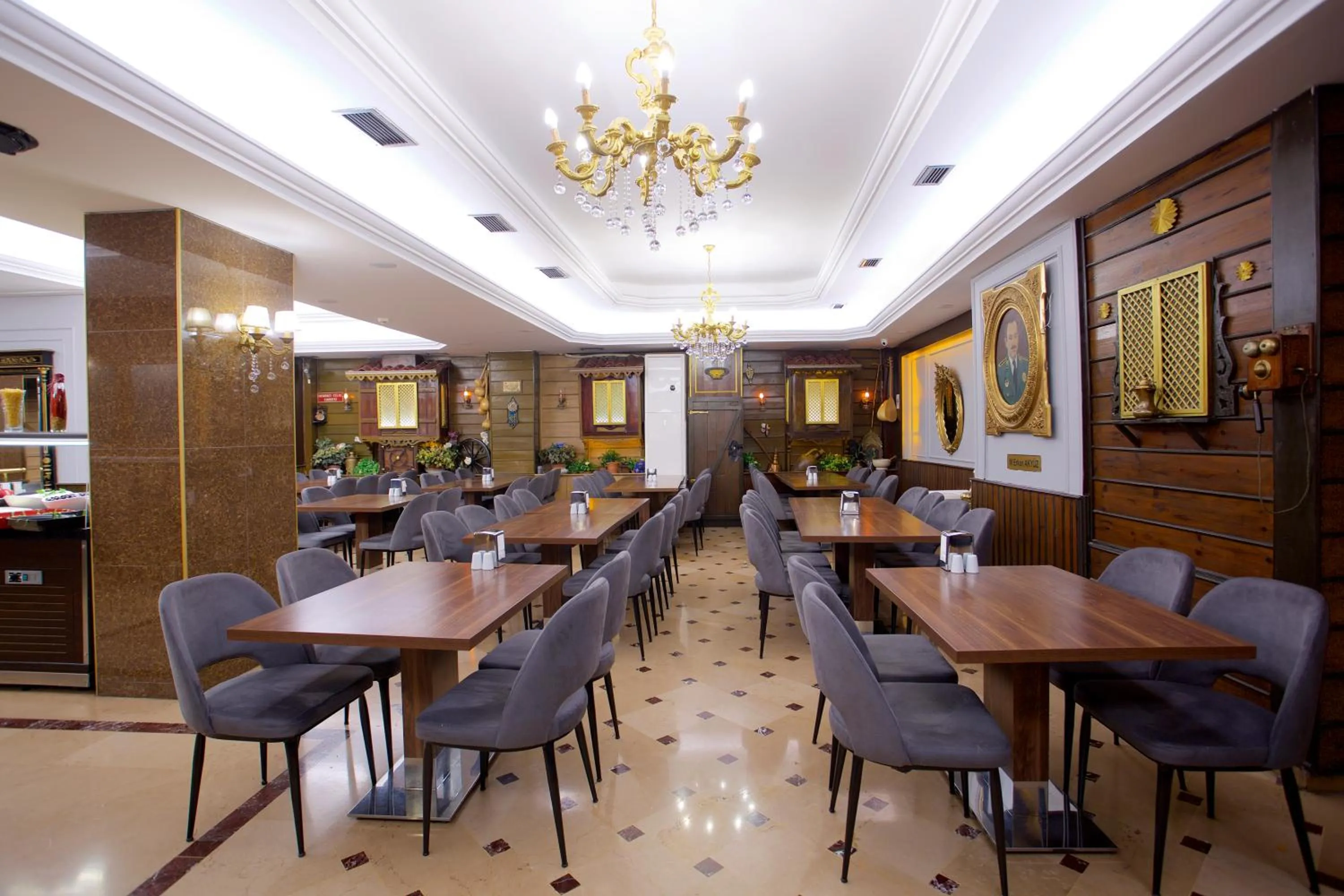 Restaurant/places to eat in Grand Ant Hotel
