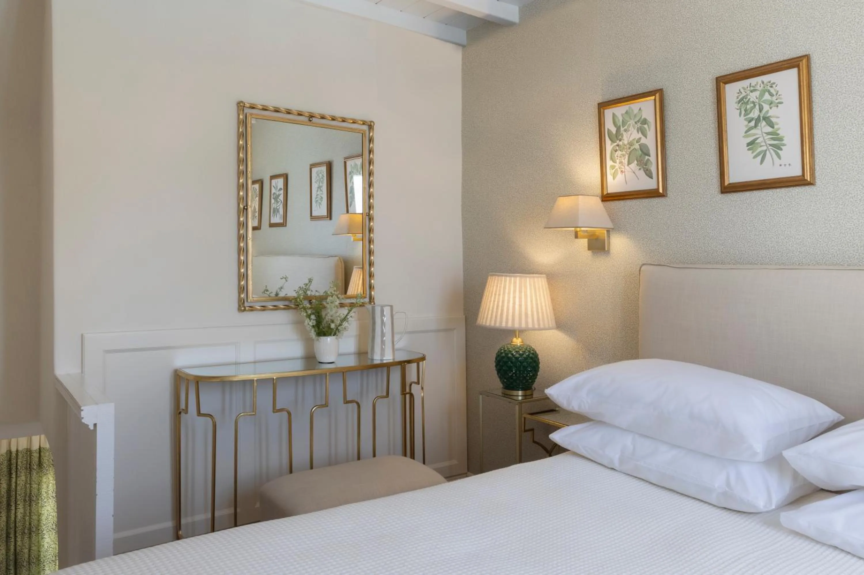 Photo of the whole room, Bed in Despotiko Hotel