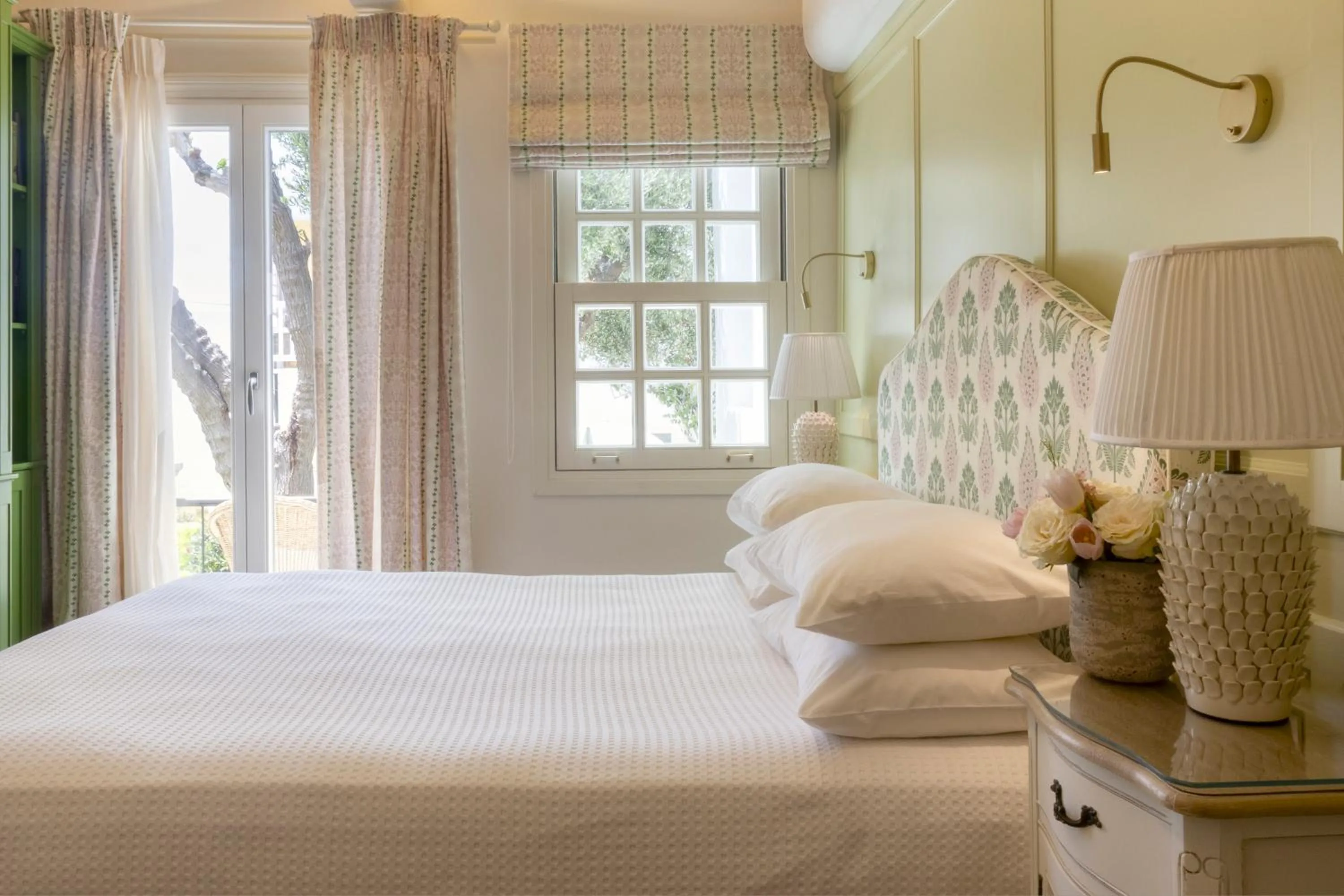 Photo of the whole room, Bed in Despotiko Hotel