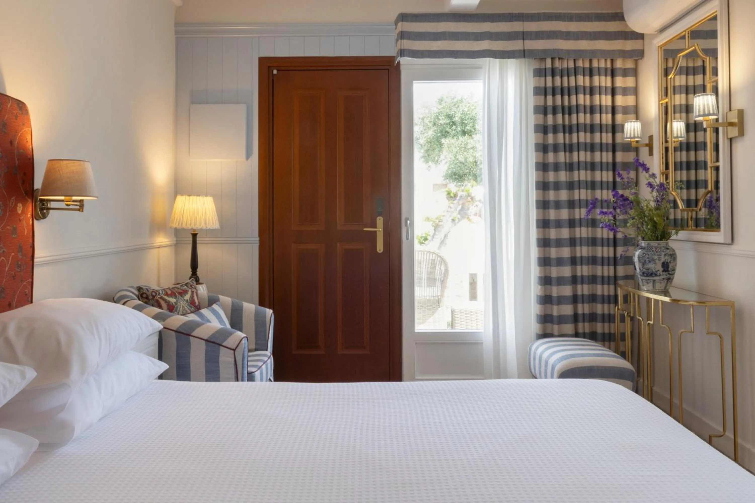 Photo of the whole room, Bed in Despotiko Hotel