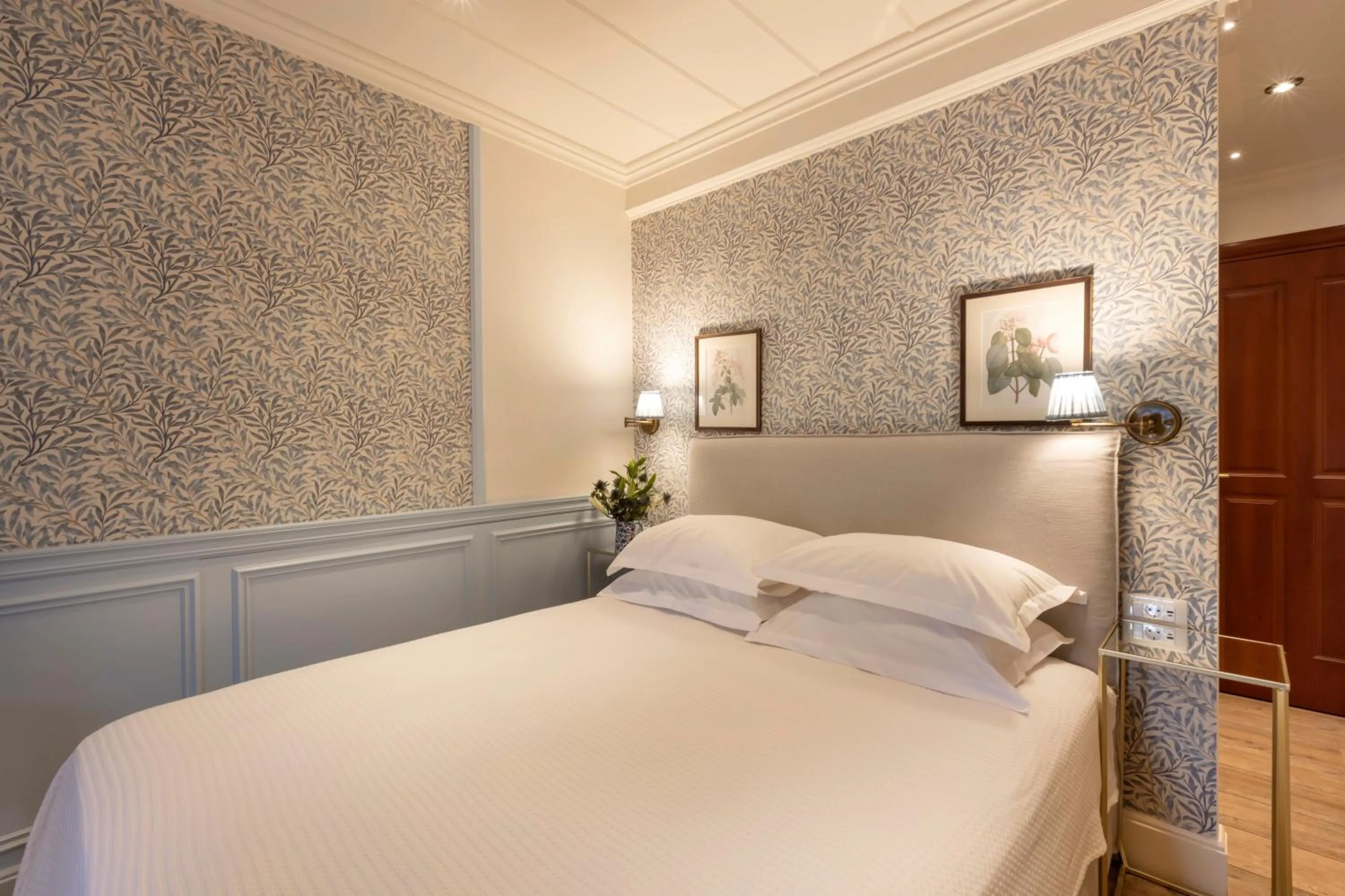 Photo of the whole room, Bed in Despotiko Hotel