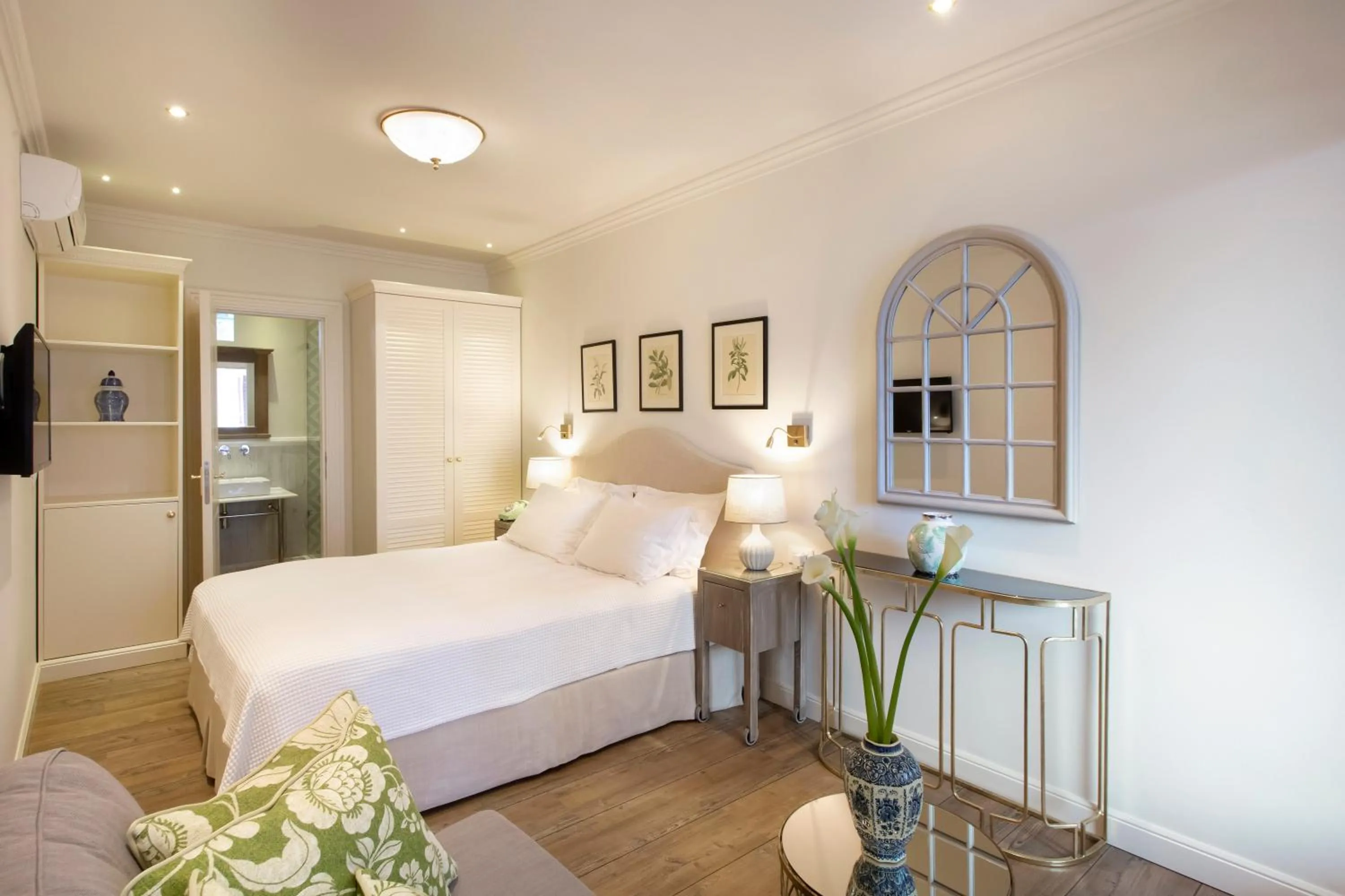 Photo of the whole room, Bed in Despotiko Hotel