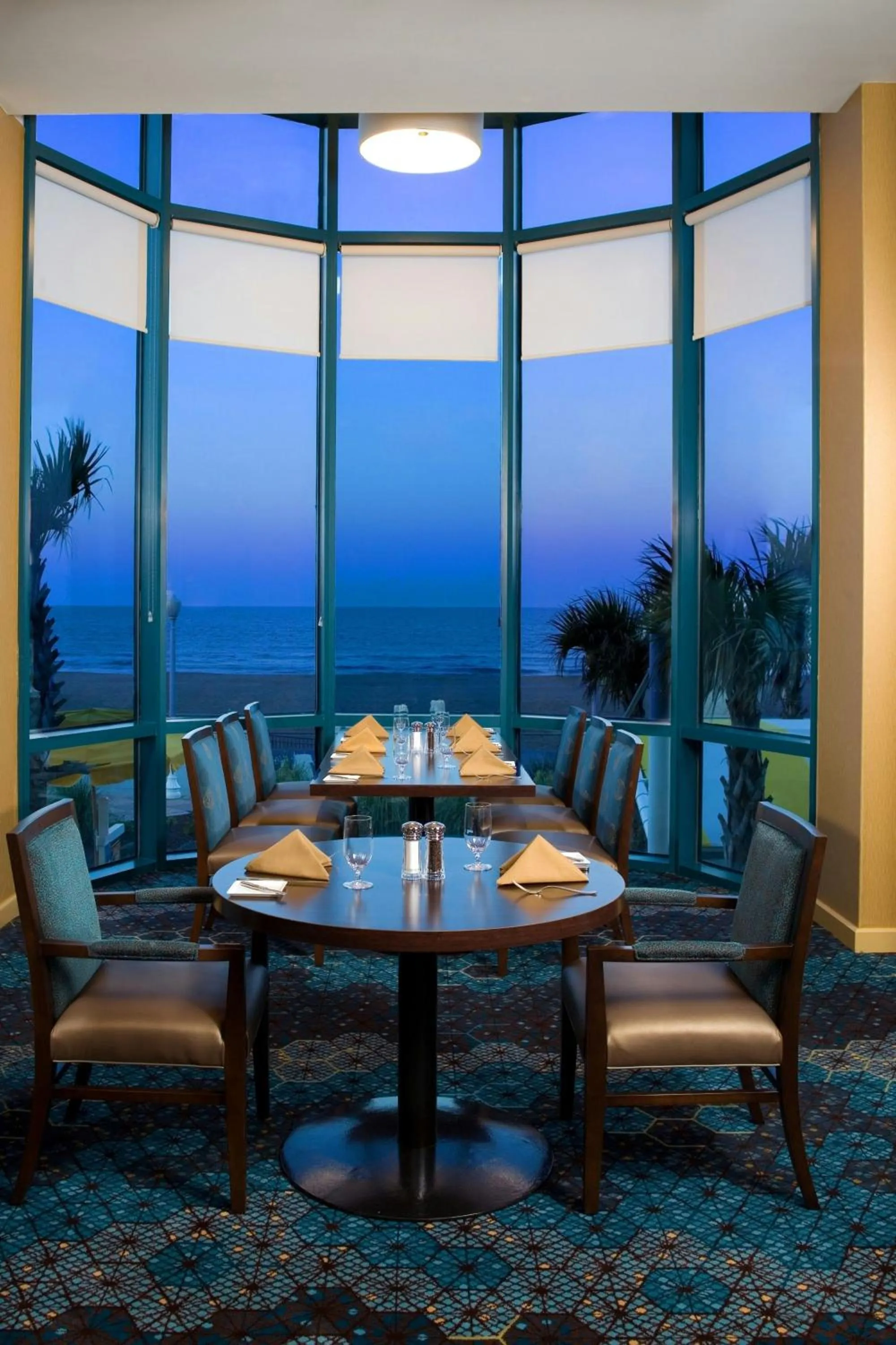 Lounge or bar in Sheraton Oceanfront Hotel