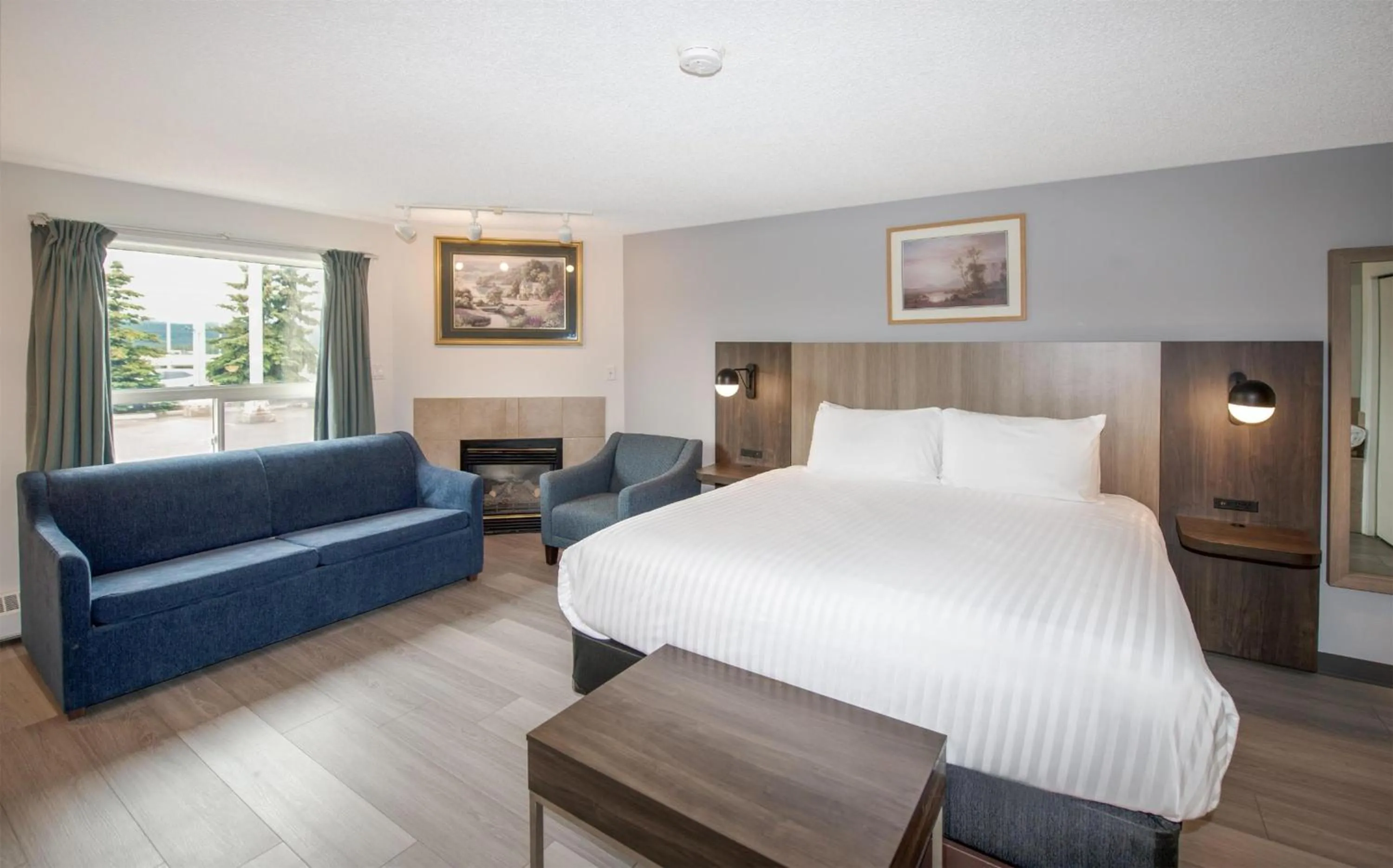 Photo of the whole room, Bed in Coast Hinton Hotel