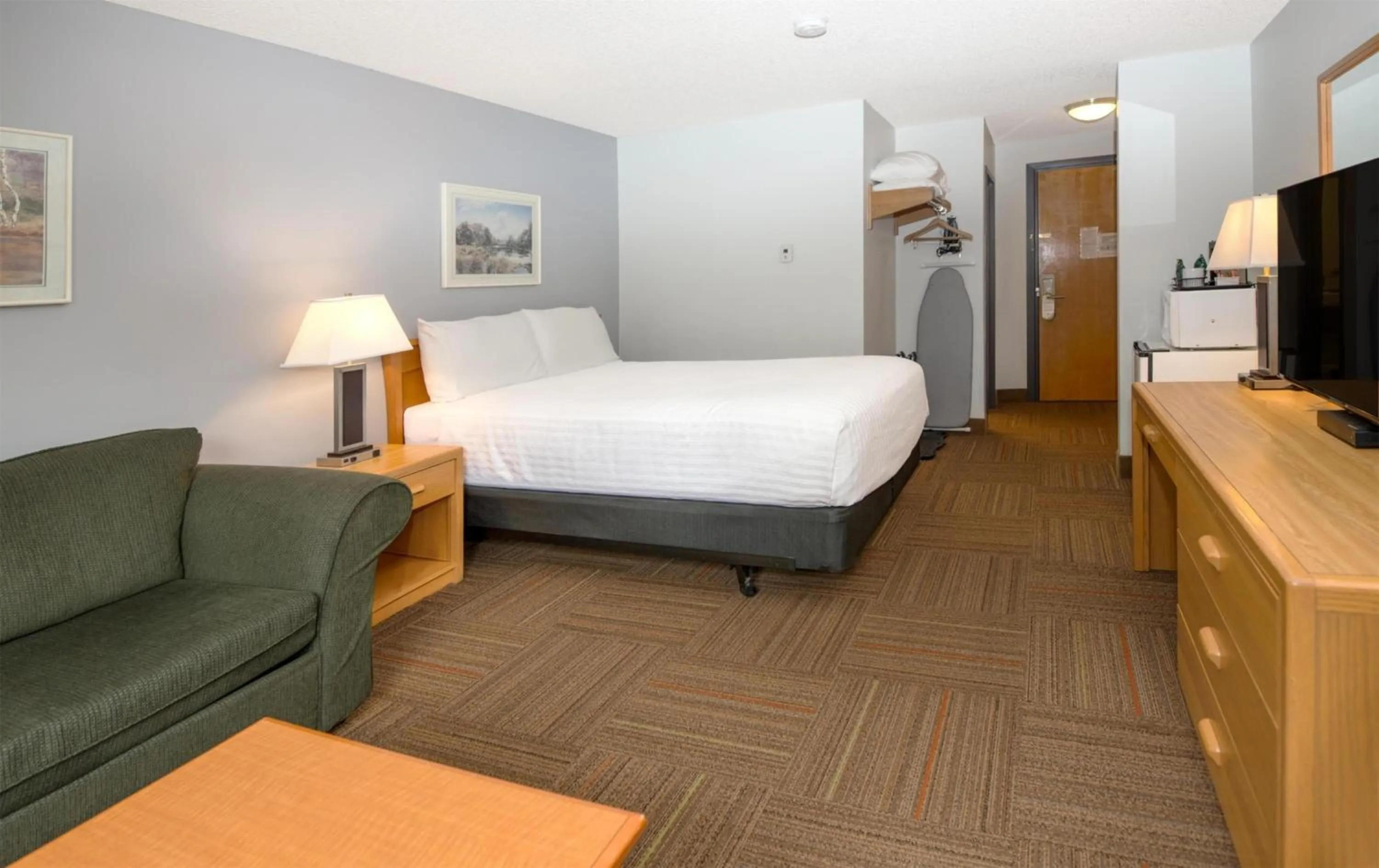 Bedroom, Bed in Coast Hinton Hotel