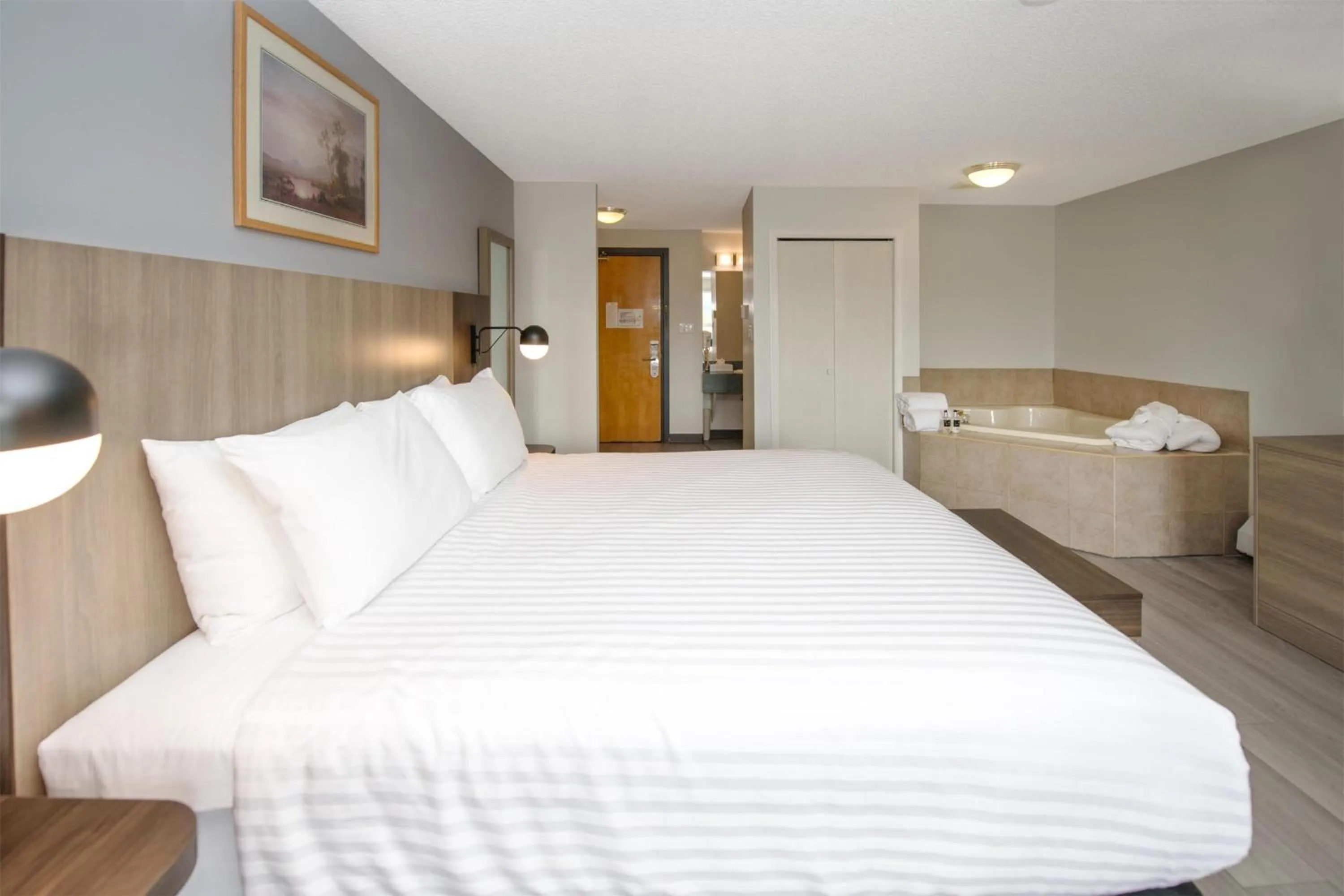 Photo of the whole room, Bed in Coast Hinton Hotel