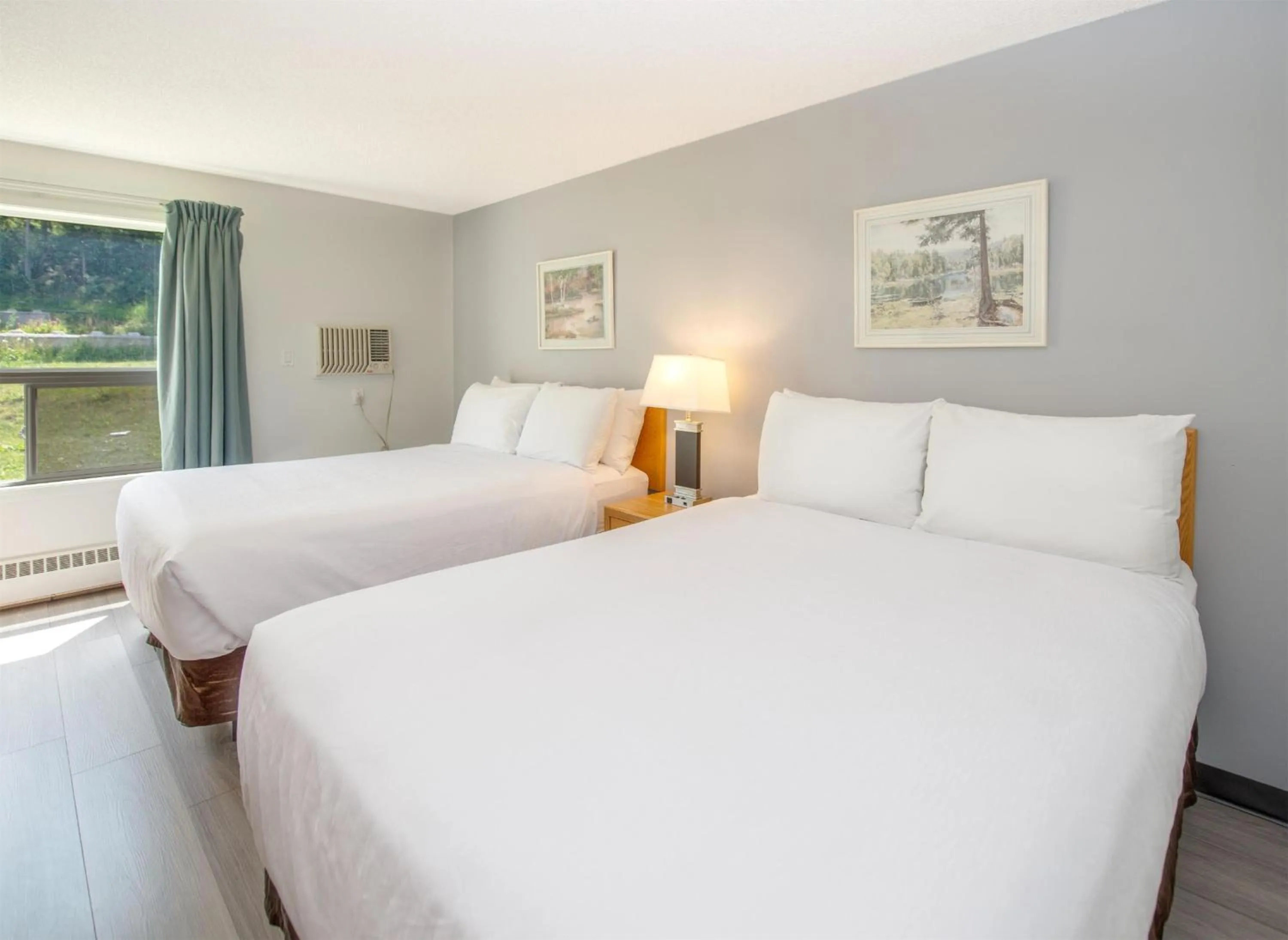 Bedroom, Bed in Coast Hinton Hotel