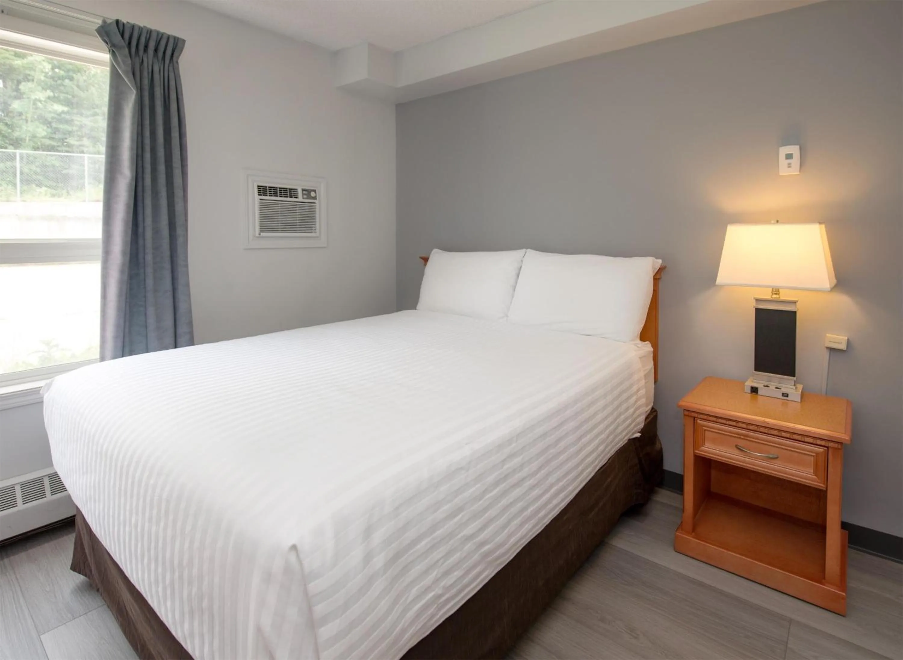 Bedroom, Bed in Coast Hinton Hotel