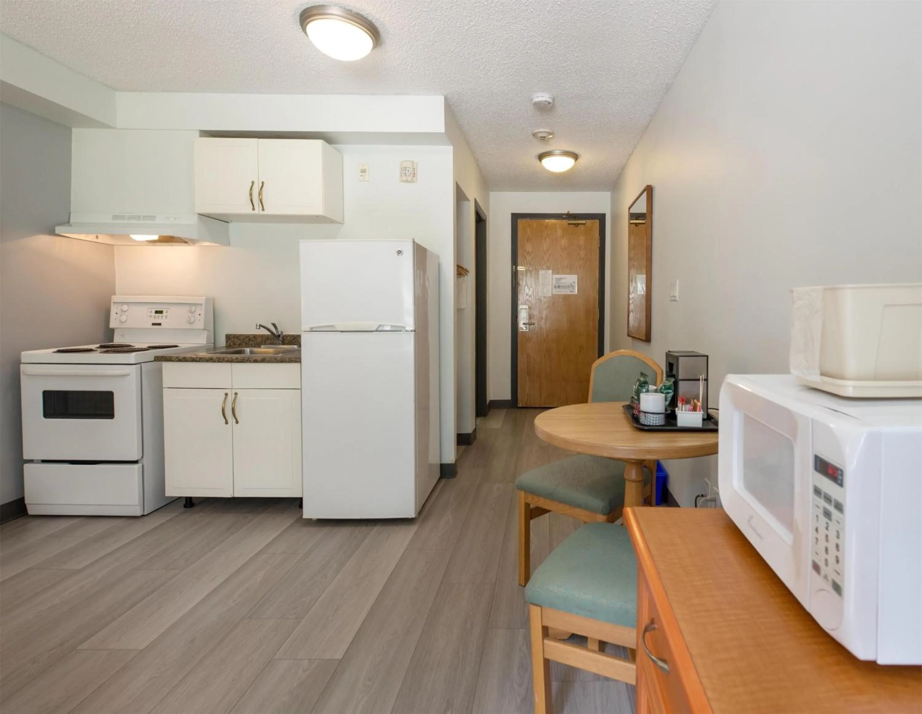 Kitchen or kitchenette in Coast Hinton Hotel