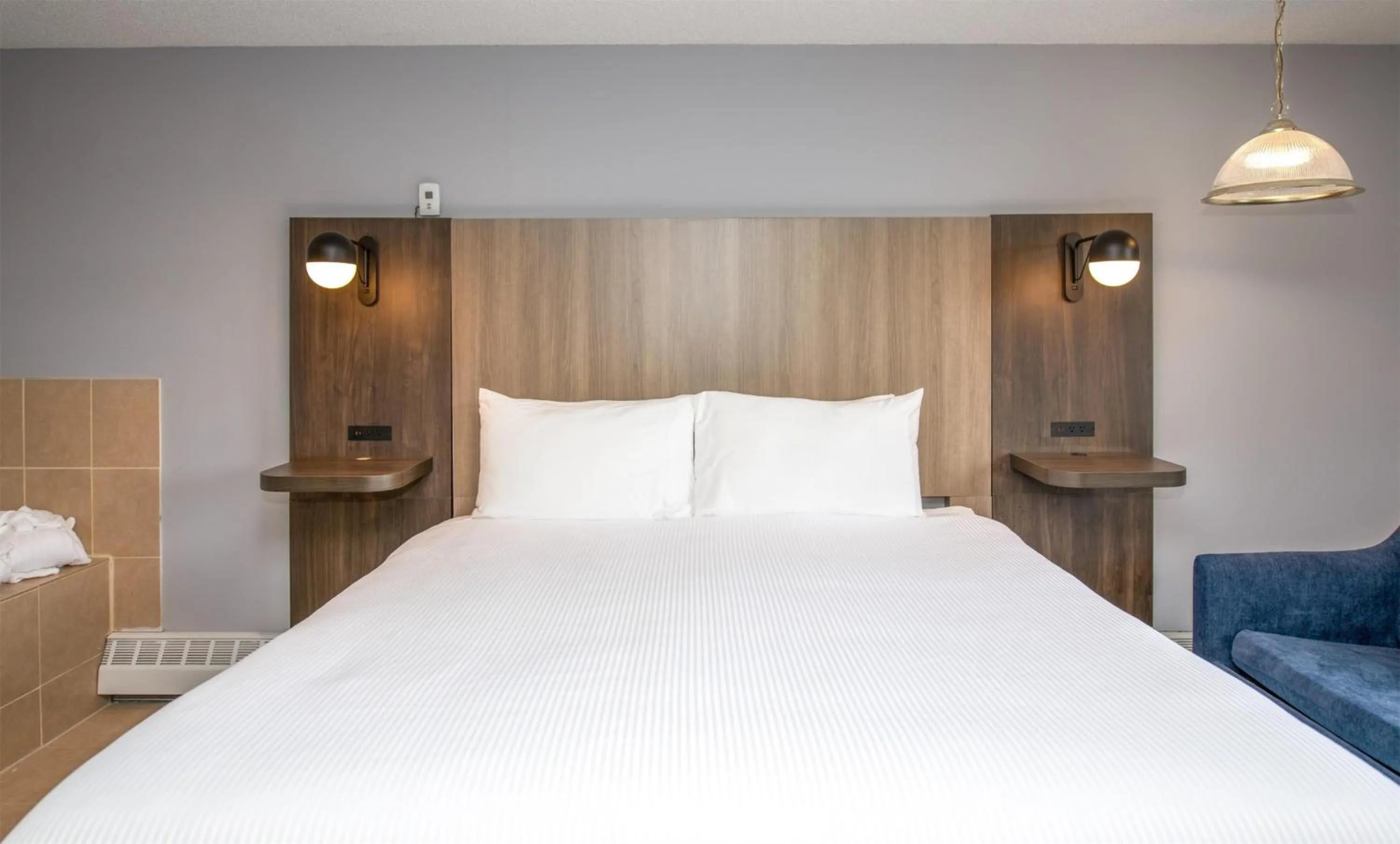 Photo of the whole room, Bed in Coast Hinton Hotel