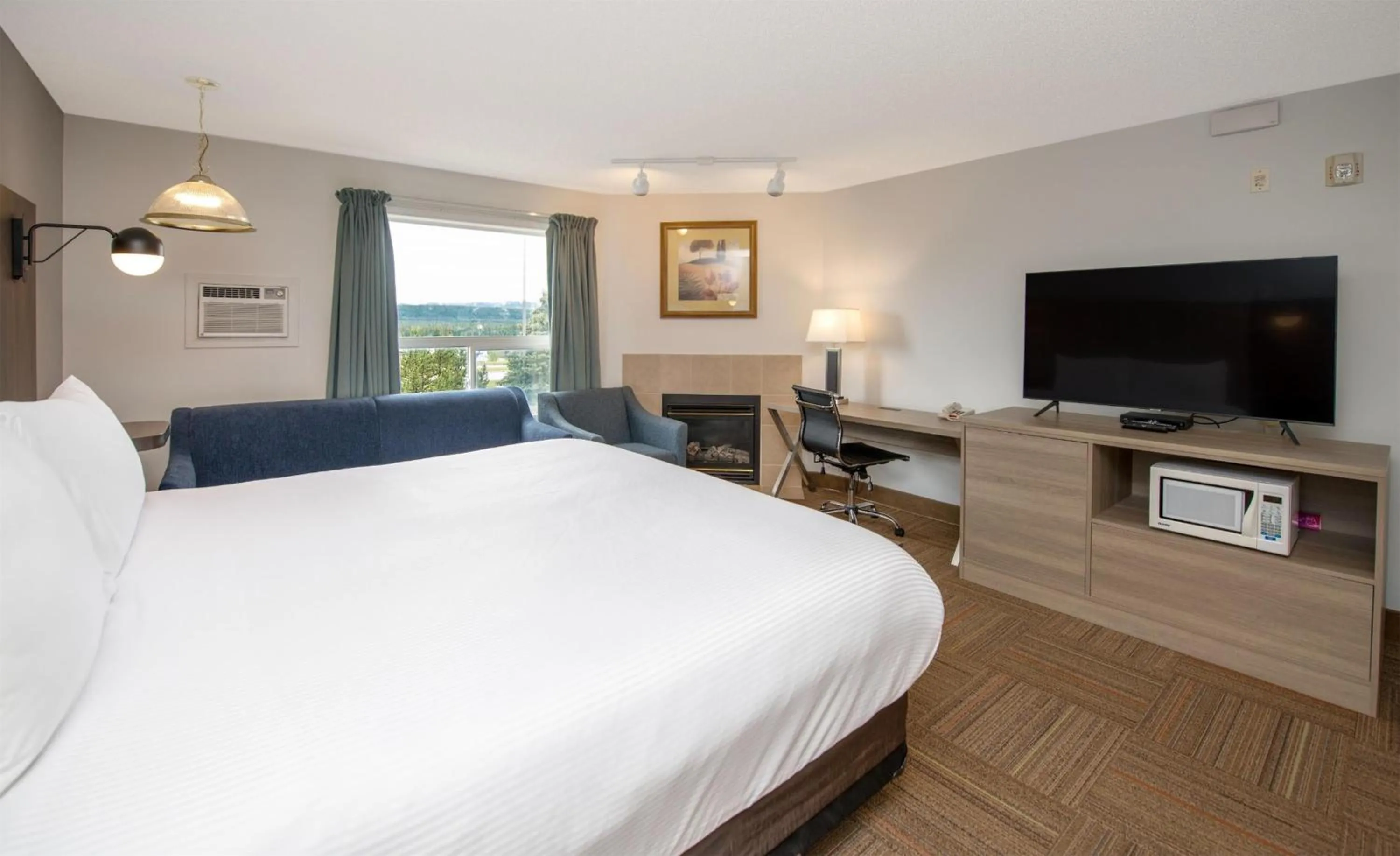 Photo of the whole room, Bed in Coast Hinton Hotel