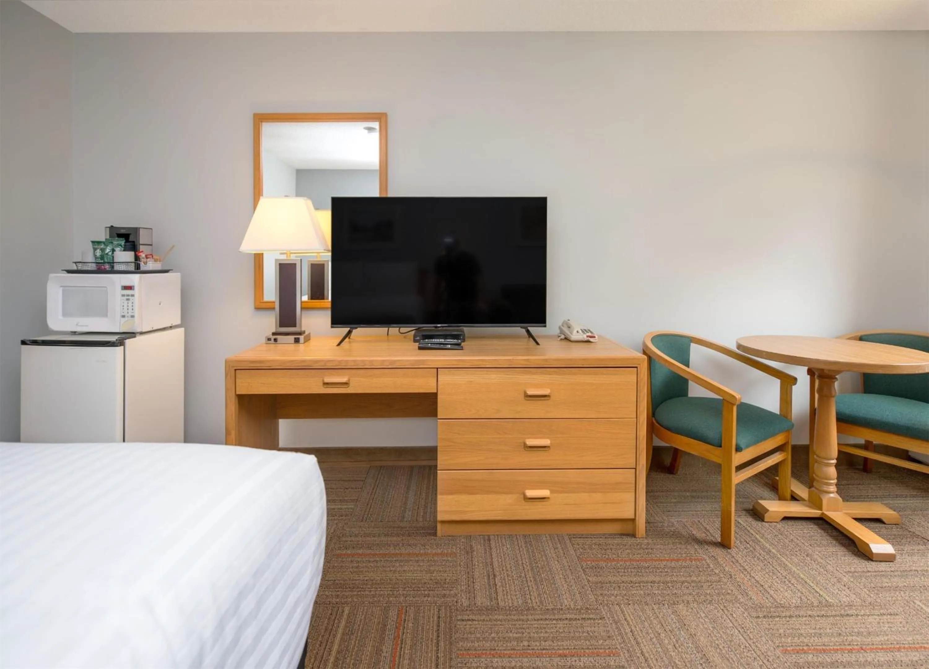 Bedroom, Bed in Coast Hinton Hotel